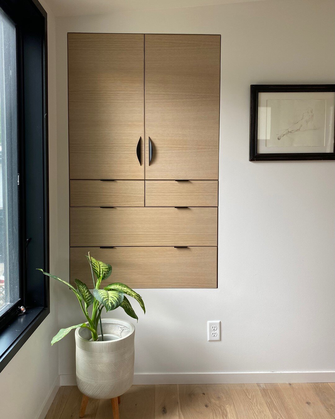 Built-in Bedroom storage. Matches to the kitchen, and uses space over the stairs. A great feature in a small space. ⠀⠀⠀⠀⠀⠀⠀⠀⠀
.⠀⠀⠀⠀⠀⠀⠀⠀⠀
.⠀⠀⠀⠀⠀⠀⠀⠀⠀
.⠀⠀⠀⠀⠀⠀⠀⠀⠀
 #erearchitecture #architecture #design #architecture_lovers #architecturelovers @homes_by_