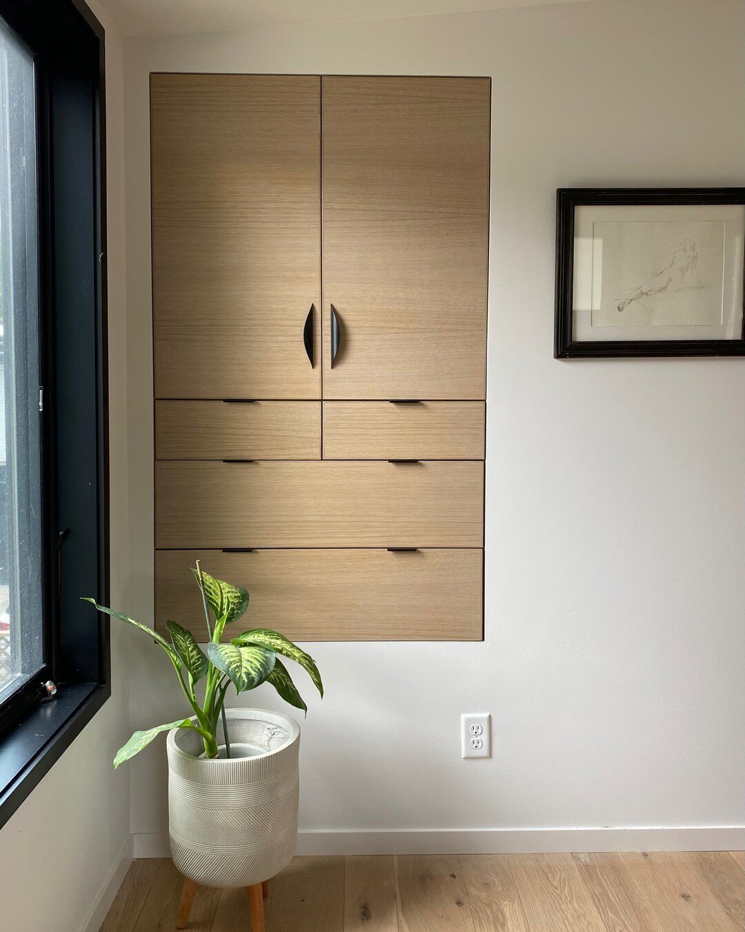 Built-in Bedroom storage. Matches to the kitchen, and uses space over the stairs. A great feature in a small space. ⠀⠀⠀⠀⠀⠀⠀⠀⠀
.⠀⠀⠀⠀⠀⠀⠀⠀⠀
.⠀⠀⠀⠀⠀⠀⠀⠀⠀
.⠀⠀⠀⠀⠀⠀⠀⠀⠀
 #erearchitecture #architecture #design #architecture_lovers #architecturelovers @homes_by_