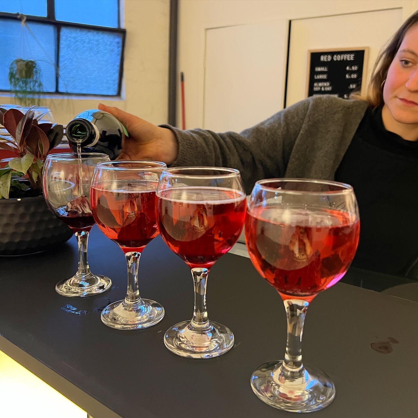 The always effervescent Vee pouring edible hibiscus flower spritz drinks for our Life Drawing event. Spring is in the air.#lifedrawing #art #artclass #lifedrawings #melbournelifedrawing #drawingclass #figurativeart #figurativedrawing #lifemodel #melb