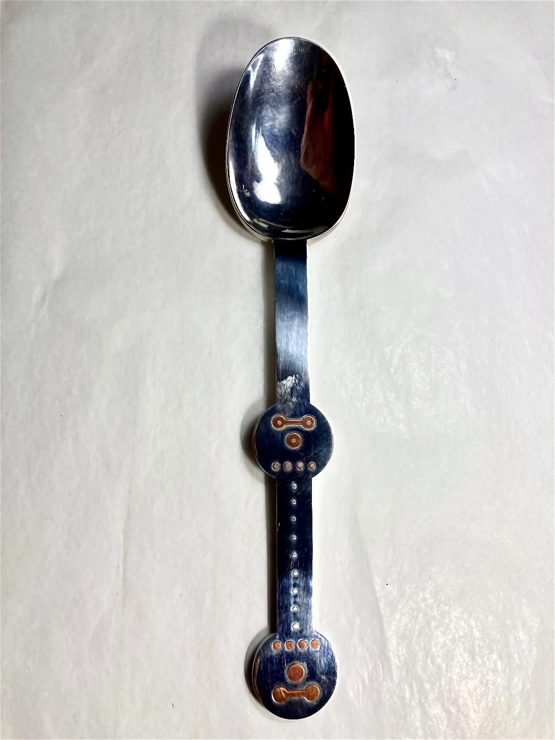 Fig. 2200 Karl Millard, ‘Brain gut cutlery’, 2025, stainless steel, copper, sterling silver, 200×40mm. Photo by Karl Millard