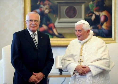Trochu smutný priebeh pohrebu Benedikt XVI. – Komentár Václava Klausa