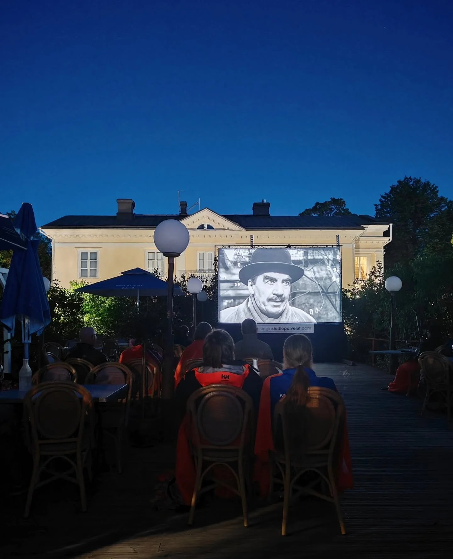 Kiitos kaikille eilisest&auml;🎥❤️ T&auml;n&auml;&auml;n 21:30 Katariina ja Munkkiniemen Kreivi.

🎞️ Baari palvelee koko n&auml;yt&ouml;ksen ajan🍷
🎞️ Keitti&ouml; sulkeutuu 21:00, sen j&auml;lkeen tarjolla leffaherkkuja.
🎞️ Vilttej&auml; l&ouml;y