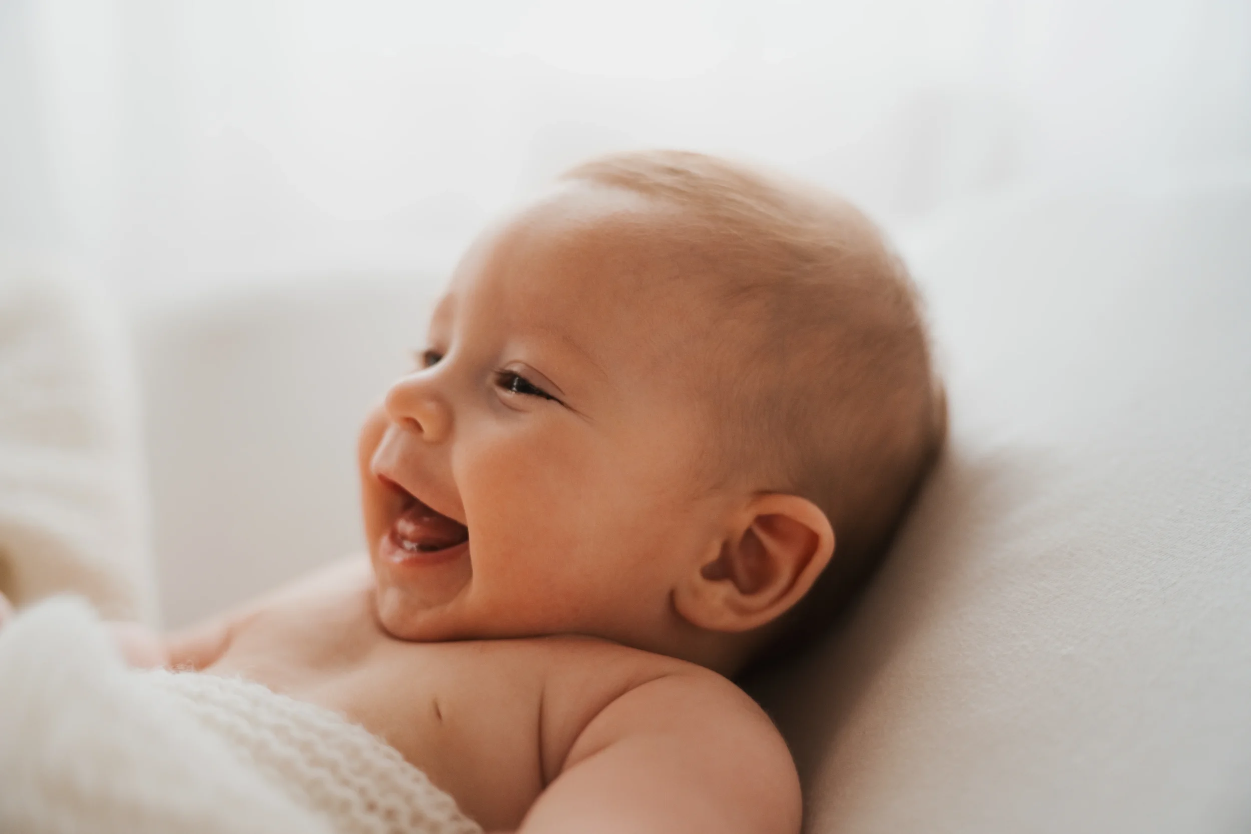 Nyfødtfoto av smilende baby