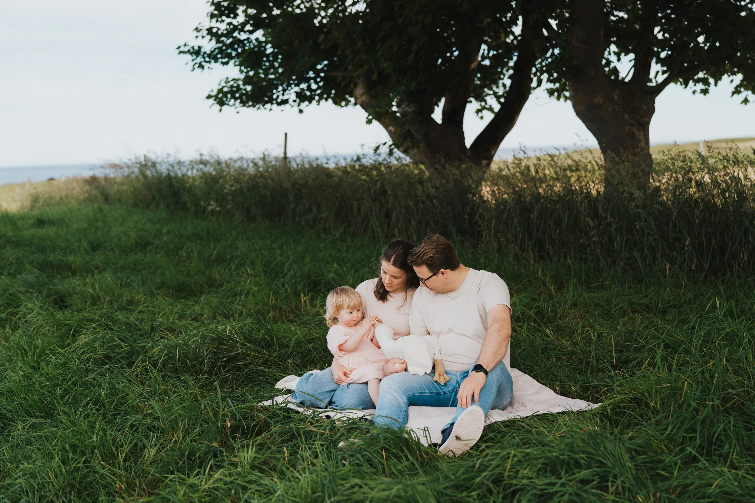 Familiefotografering av liten familie på Vigra ute i naturen