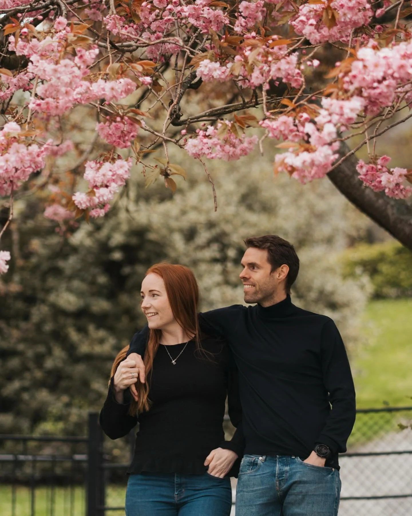 I morgen gir disse to nydelige hverandre sitt ja 💍
Og vi er s&aring; takknemlige for &aring; f&aring; f&oslash;lge dem gjennom hele den store dagen &ndash; fra de f&oslash;rste forberedelsene til siste dans. Dette blir magisk! ✨ 🥹&hearts;️ Alle kj&