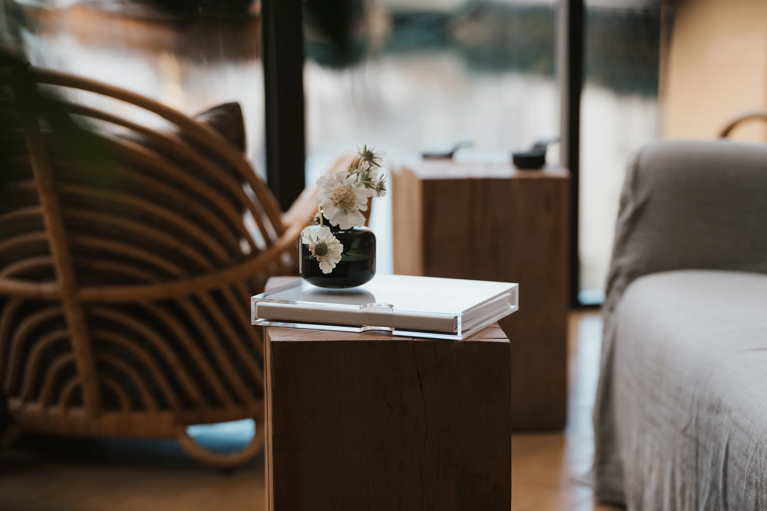 Coffee table book sett fra siden med plexiglass cover