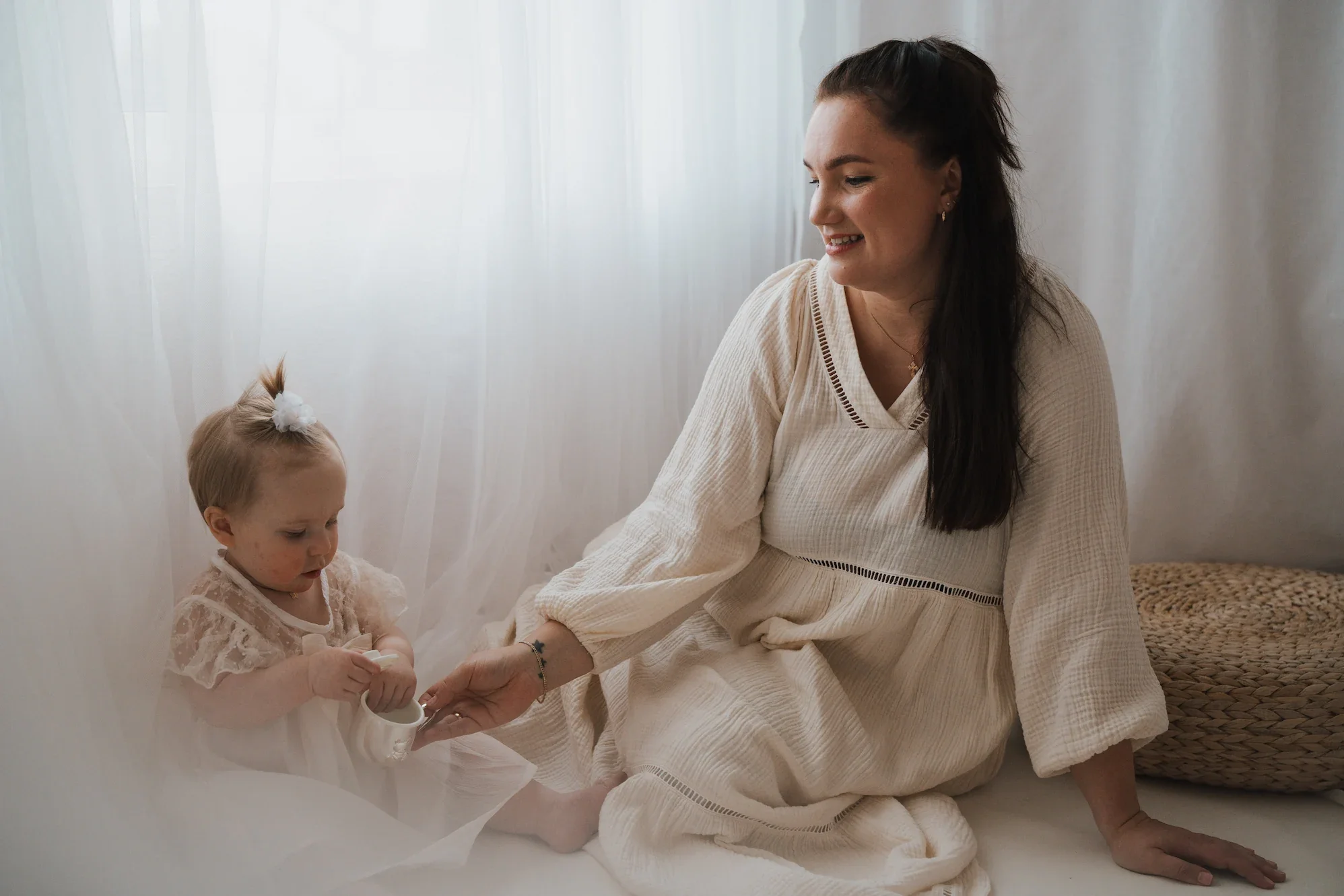 mor og datter i studio, portrettfoto