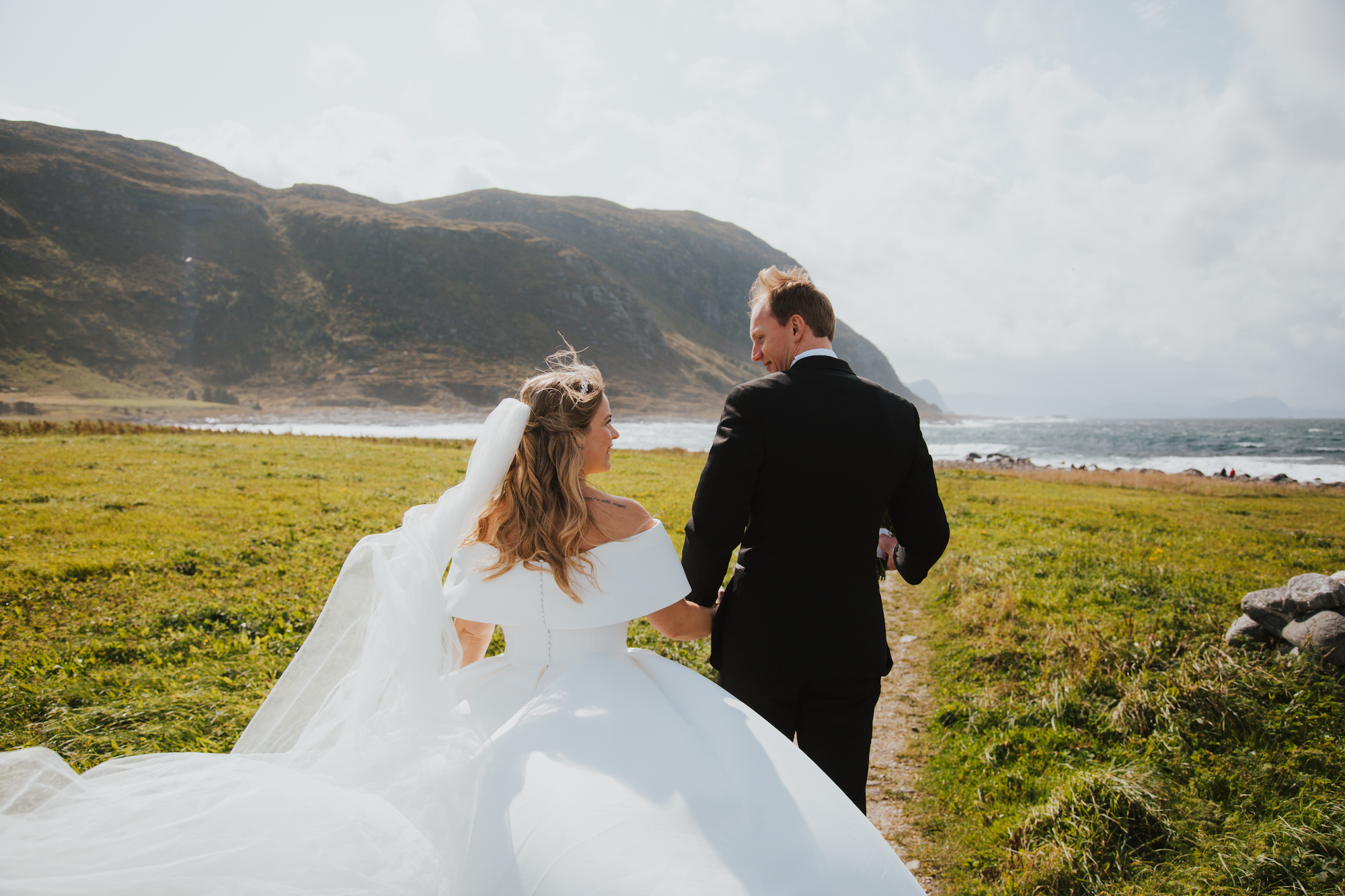 Brudepar som løper mot vakker Alnes
