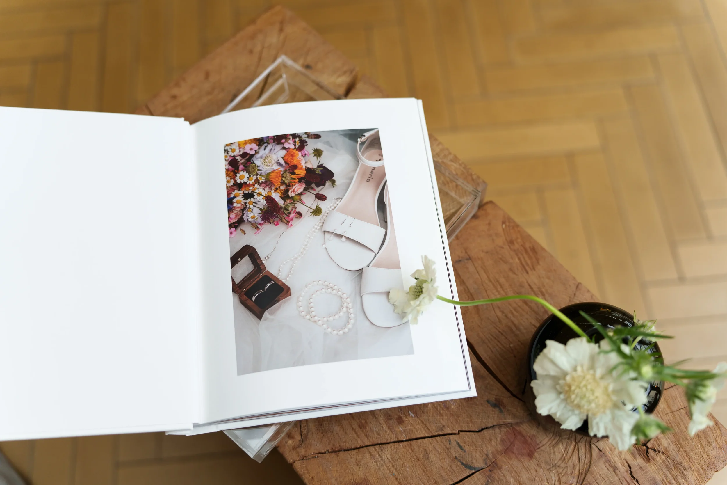 Oppslag i bryllupsalbum med helsides fotografier tatt av I Do Ålesund