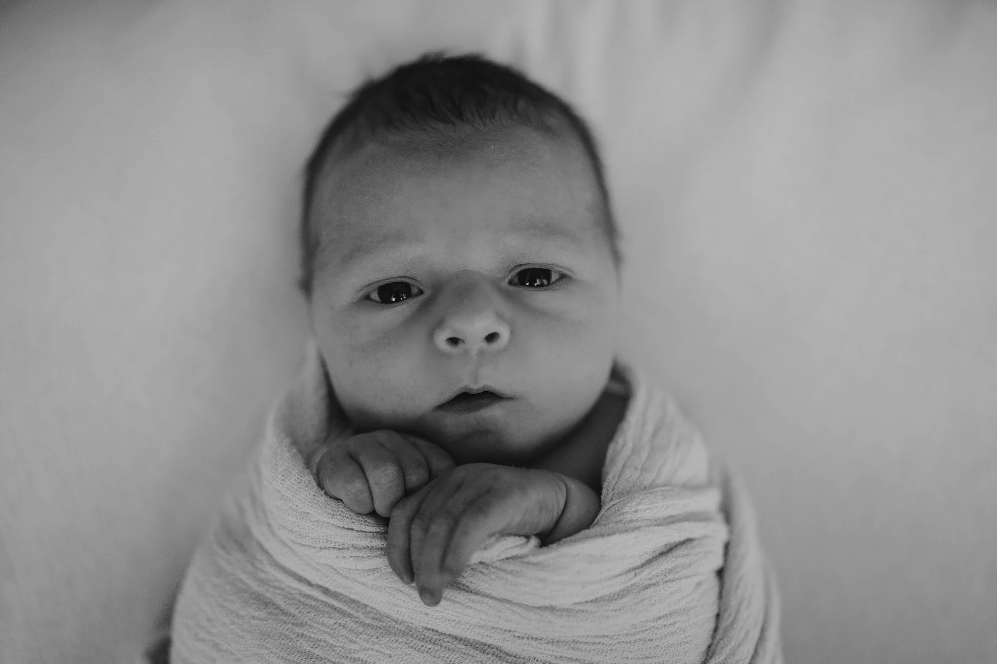 nyfødtfoto, portrett i svart og hvit