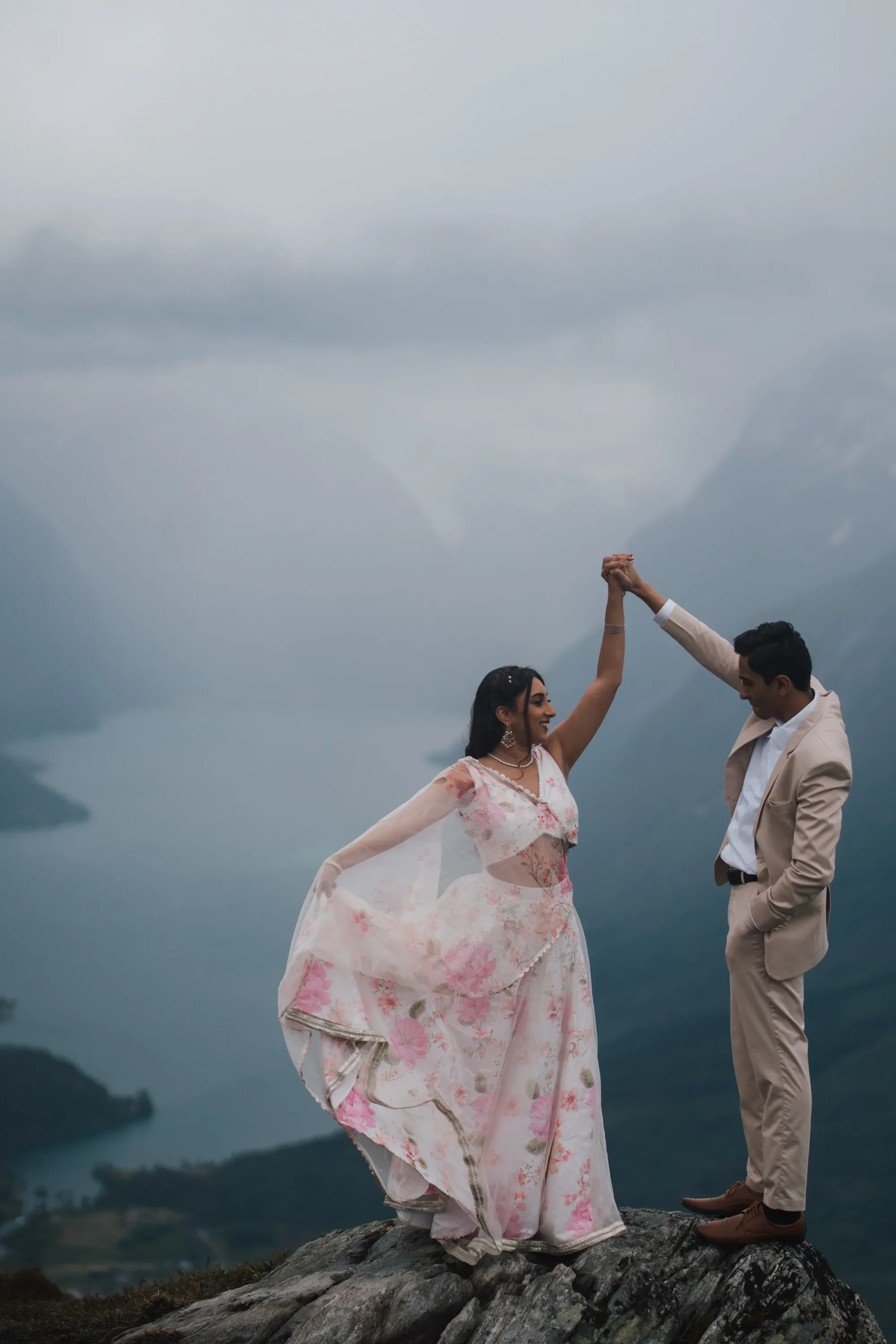 Elopement par fra USA på Loen for kjærestefotografering