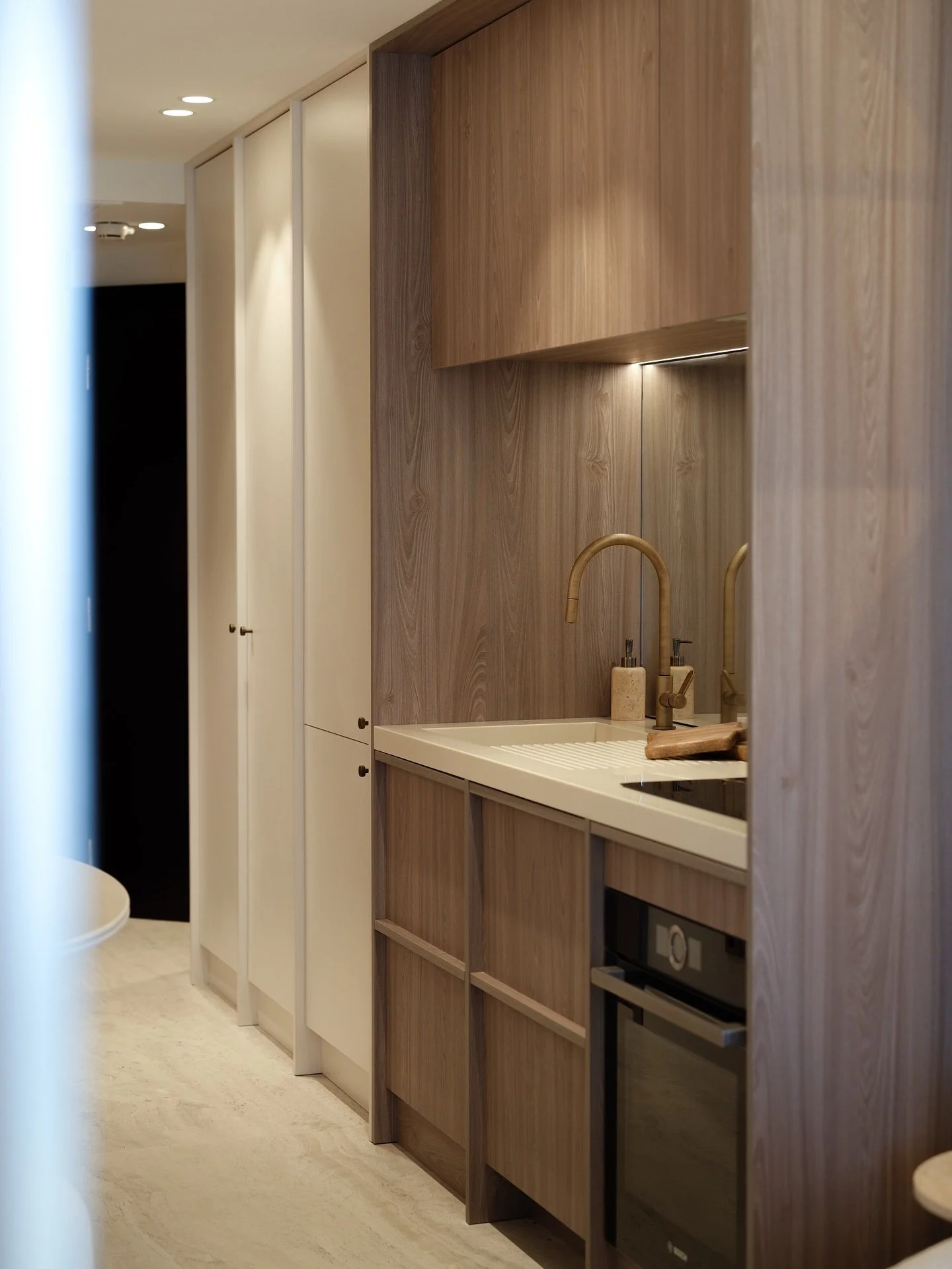Projet Apollo &ndash; Monaco
&mdash;&mdash;&mdash;&mdash;&mdash;&mdash;&mdash;&mdash;&mdash;&mdash;&mdash;&mdash;&mdash;&mdash;
Une cuisine dissimul&eacute;e dans l&rsquo;entr&eacute;e, pens&eacute;e comme un &eacute;crin raffin&eacute; et ing&eacute