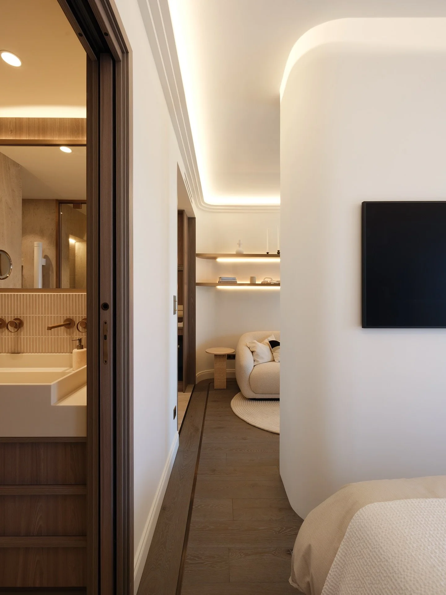 Projet Apollo &ndash; Monaco
&mdash;&mdash;&mdash;&mdash;&mdash;&mdash;&mdash;&mdash;&mdash;&mdash;&mdash;&mdash;&mdash;&mdash;
Dans le salon, une s&eacute;paration aux lignes arrondies vient redessiner l&rsquo;espace.
Elle permet d&rsquo;ouvrir les 
