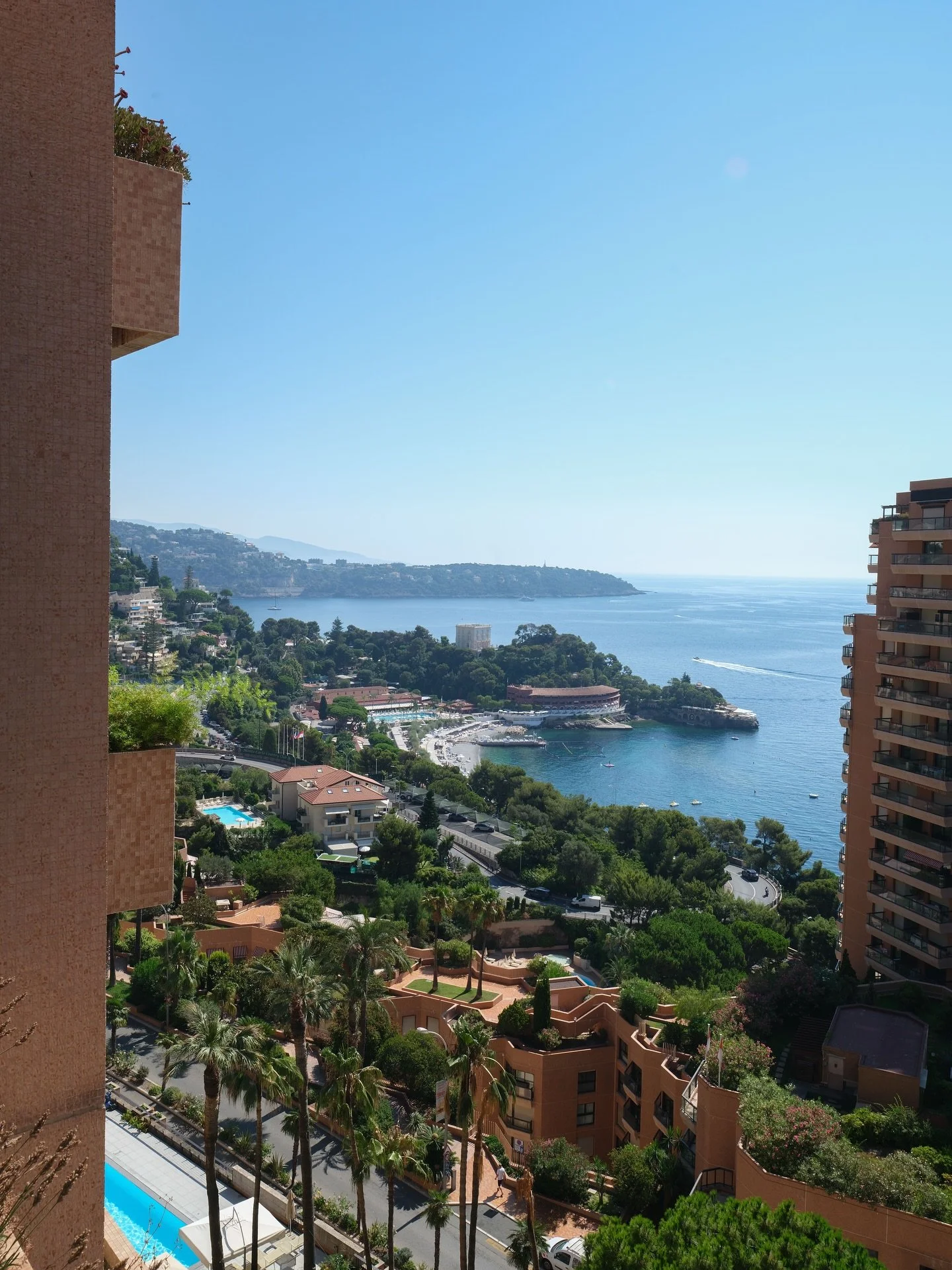 Projet Apollo &ndash; Monaco
&mdash;&mdash;&mdash;&mdash;&mdash;&mdash;&mdash;&mdash;&mdash;&mdash;&mdash;&mdash;&mdash;&mdash;
La terrasse a &eacute;t&eacute; pens&eacute;e comme le prolongement naturel de l&rsquo;appartement.

Un lieu de vie en ple