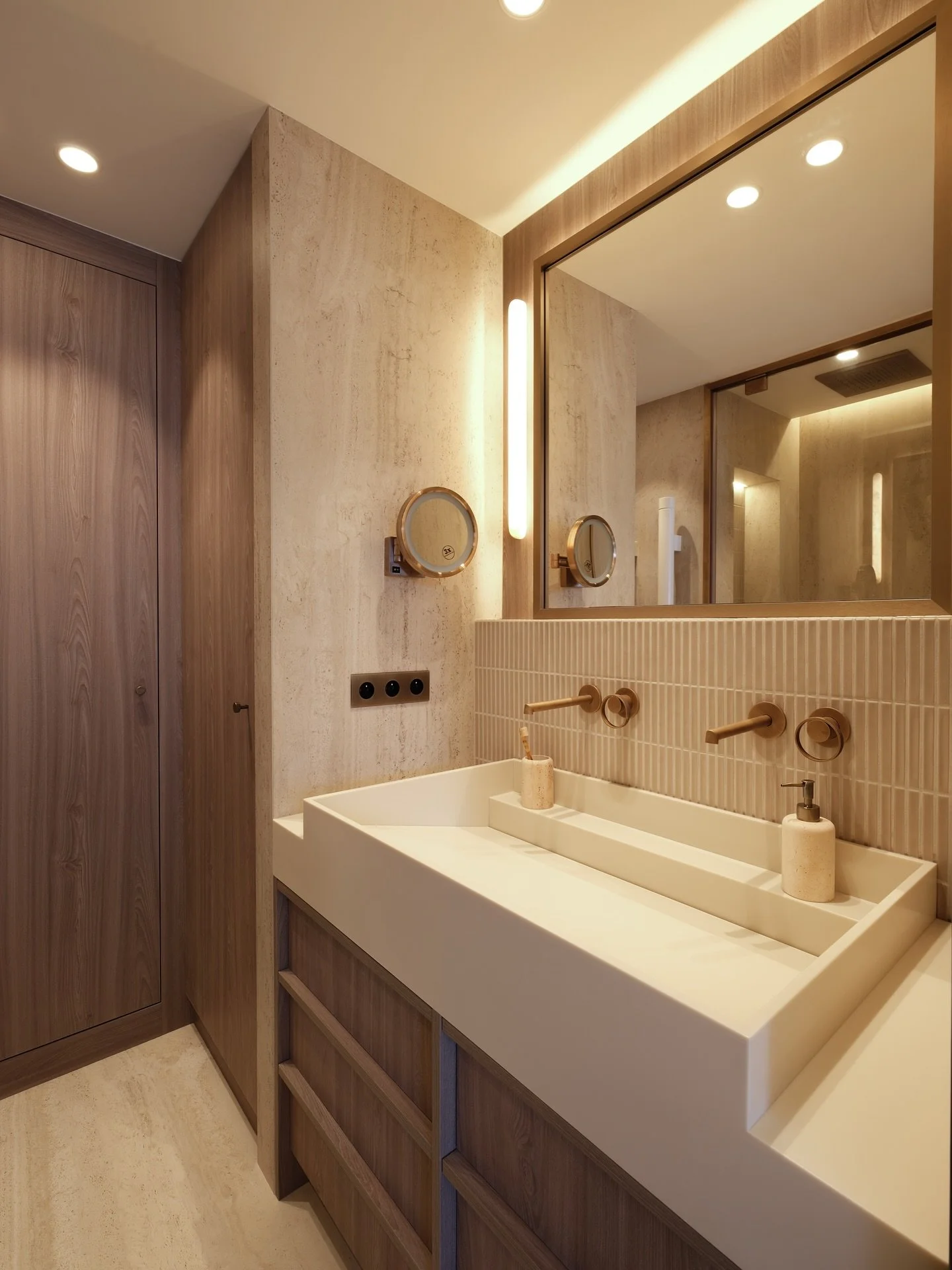 Projet Apollo &ndash; Monaco
&mdash;&mdash;&mdash;&mdash;&mdash;&mdash;&mdash;&mdash;&mdash;&mdash;&mdash;&mdash;&mdash;&mdash;
Une salle de bain pens&eacute;e dans un esprit r&eacute;solument chic et sur-mesure.
Le travertin, le Corian et les d&eacu