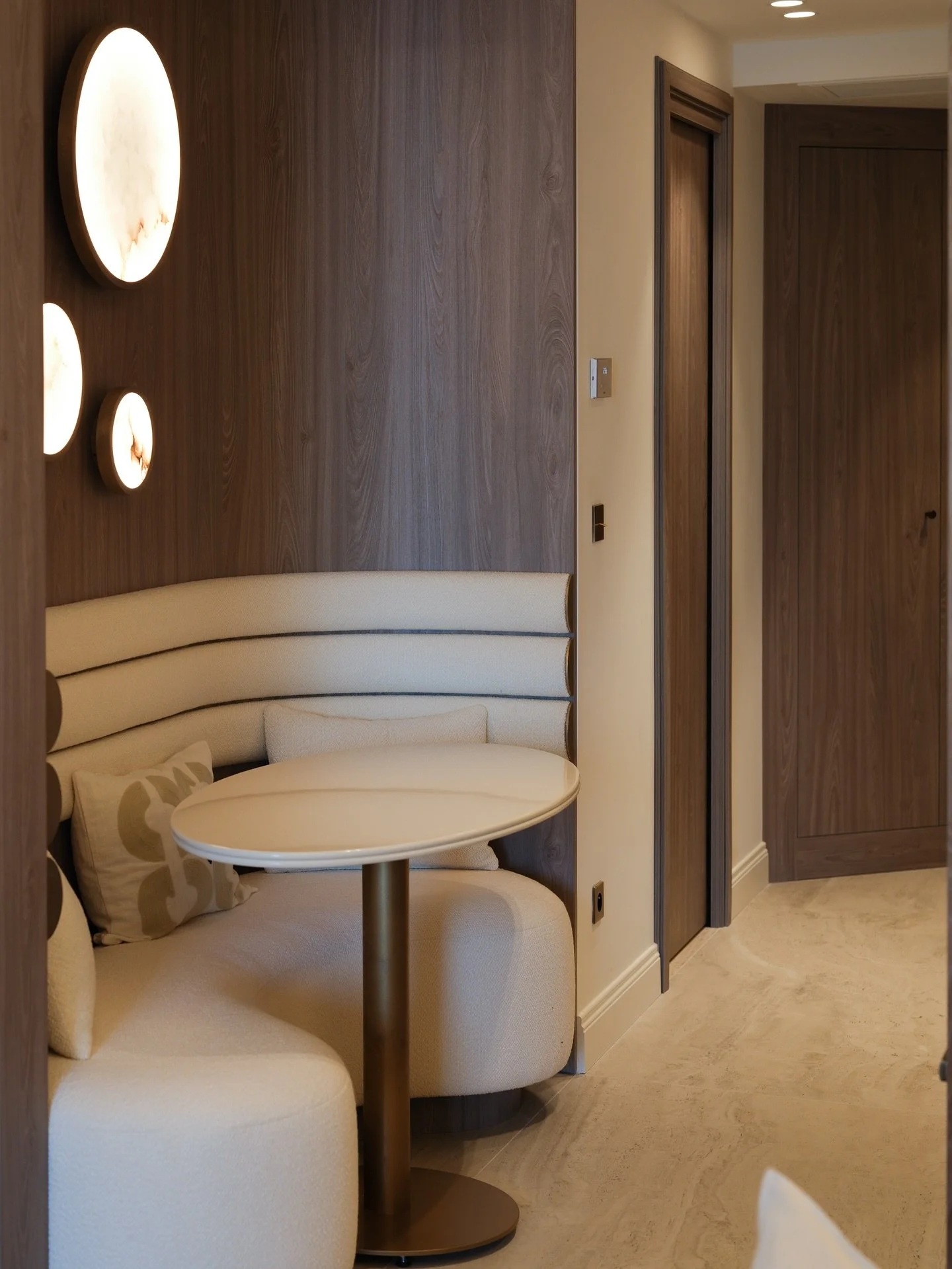Projet Apollo &ndash; Monaco
&mdash;&mdash;&mdash;&mdash;&mdash;&mdash;&mdash;&mdash;&mdash;&mdash;&mdash;&mdash;&mdash;&mdash;
Un coin repas compact et ing&eacute;nieux, int&eacute;gr&eacute; dans un mur arrondi.
Une banquette dessin&eacute;e sur-me