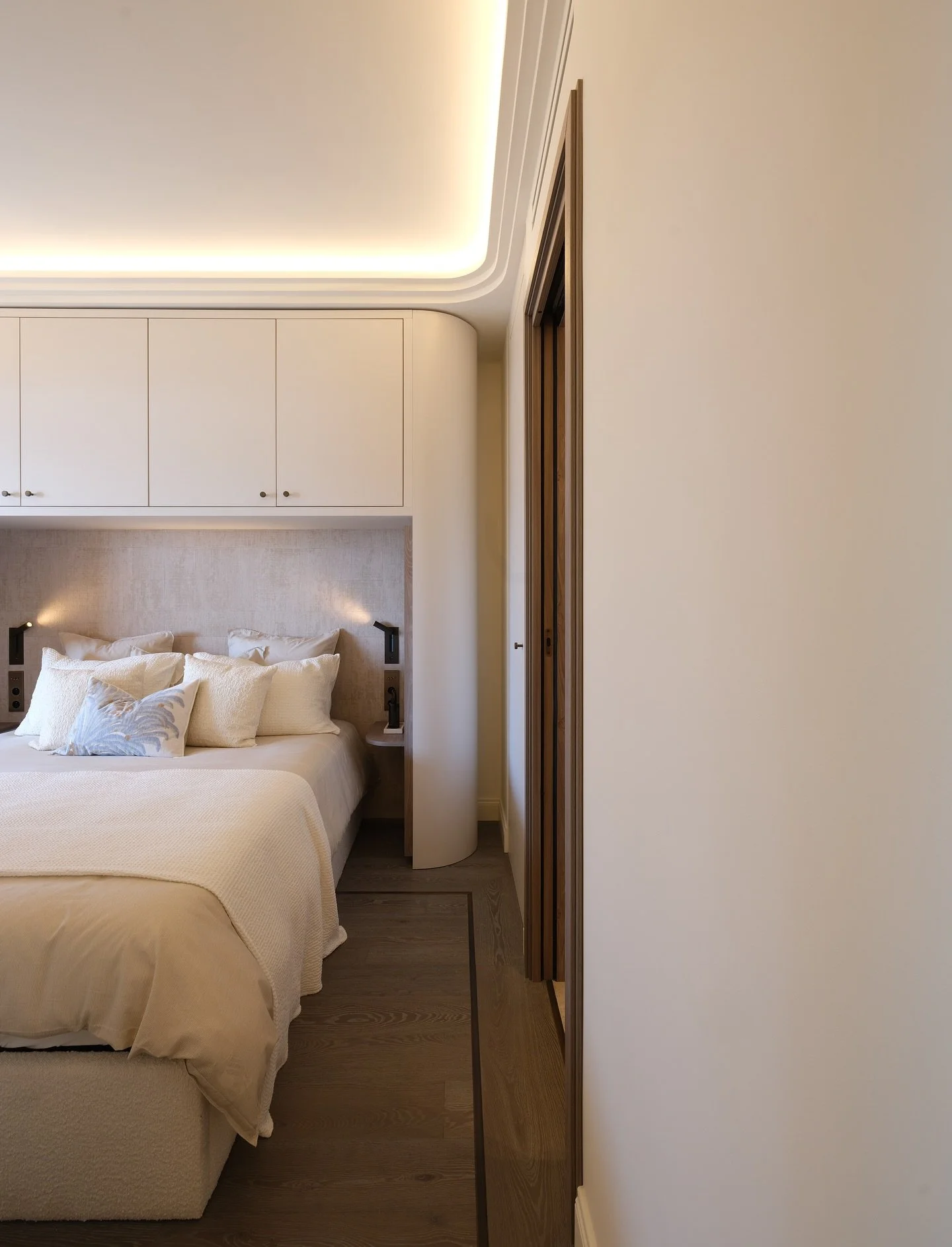 Projet Apollo &ndash; Monaco
&mdash;&mdash;&mdash;&mdash;&mdash;&mdash;&mdash;&mdash;&mdash;&mdash;&mdash;&mdash;&mdash;&mdash;
Dans la chambre, l&rsquo;optimisation rencontre l&rsquo;&eacute;l&eacute;gance.
Les rangements ont &eacute;t&eacute; int&e