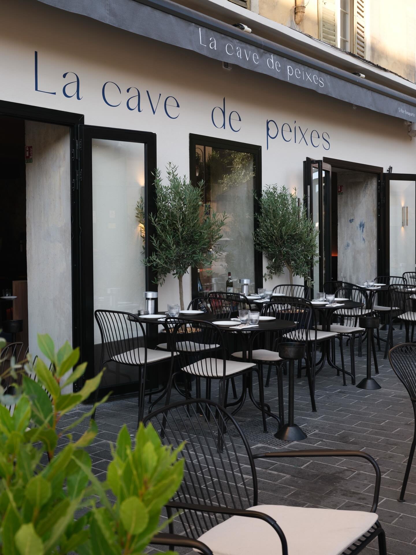 Projet La Cave de Peixes &ndash; Nice
&mdash;&mdash;&mdash;&mdash;&mdash;&mdash;&mdash;&mdash;&mdash;&mdash;&mdash;&mdash;&mdash;&mdash;&mdash;&mdash;&mdash;
Une terrasse dessin&eacute;e dans la continuit&eacute; de l&rsquo;architecture.
Mobilier en 