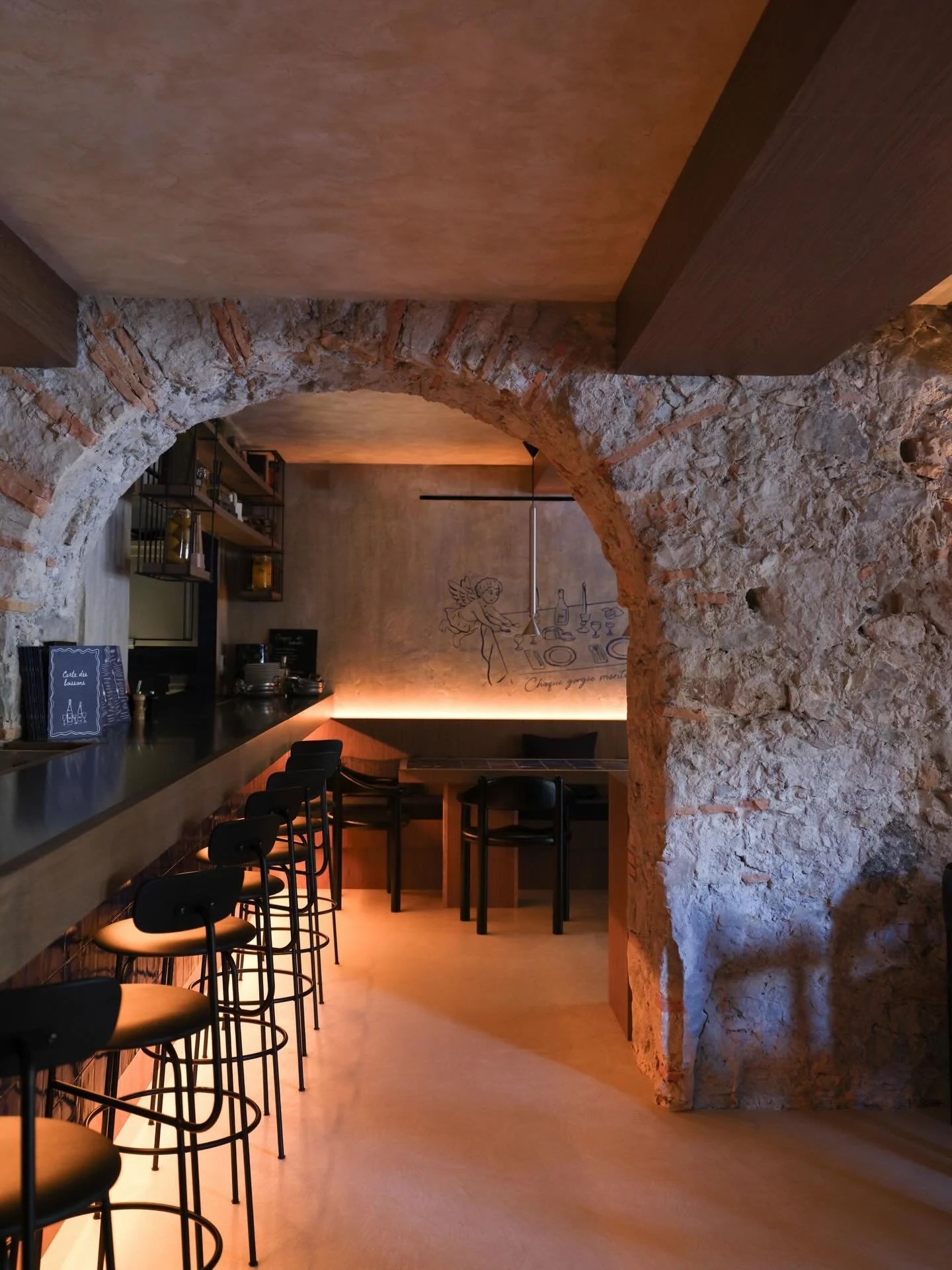 Projet La Cave de Peixes &ndash; Nice
&mdash;&mdash;&mdash;&mdash;&mdash;&mdash;&mdash;&mdash;&mdash;&mdash;&mdash;&mdash;&mdash;&mdash;&mdash;&mdash;&mdash;
Un bar pens&eacute; comme une pi&egrave;ce forte.
Carrelage bleu en enveloppe, assise noire,