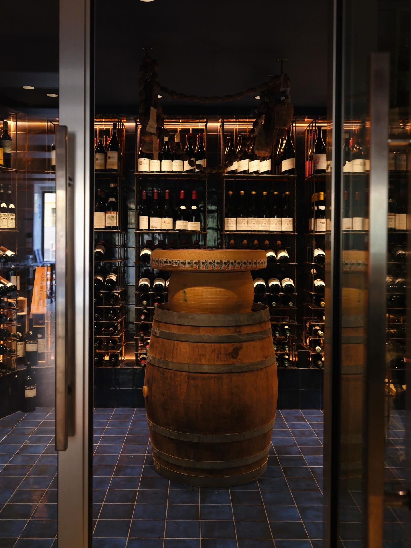 Projet La Cave de Peixes &ndash; Nice
&mdash;&mdash;&mdash;&mdash;&mdash;&mdash;&mdash;&mdash;&mdash;&mdash;&mdash;&mdash;&mdash;&mdash;&mdash;&mdash;&mdash;

Au centre, le f&ucirc;t s&rsquo;impose comme un totem,
autour, les bouteilles composent un 