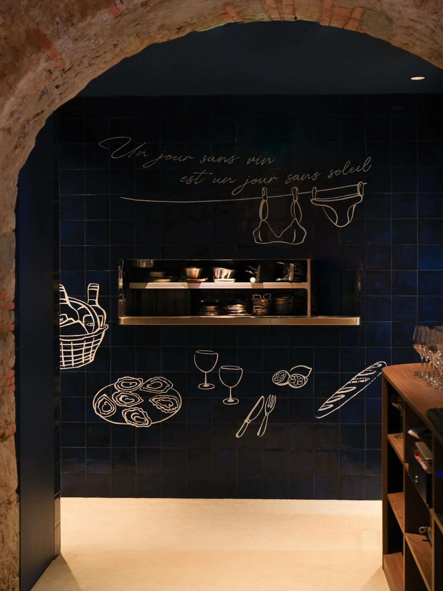 Projet La Cave de Peixes &ndash; Nice
&mdash;&mdash;&mdash;&mdash;&mdash;&mdash;&mdash;&mdash;&mdash;&mdash;&mdash;&mdash;&mdash;&mdash;&mdash;&mdash;&mdash;
Sous la vo&ucirc;te, le lieu se resserre.
La pierre ancienne encadre une sc&egrave;ne du quo