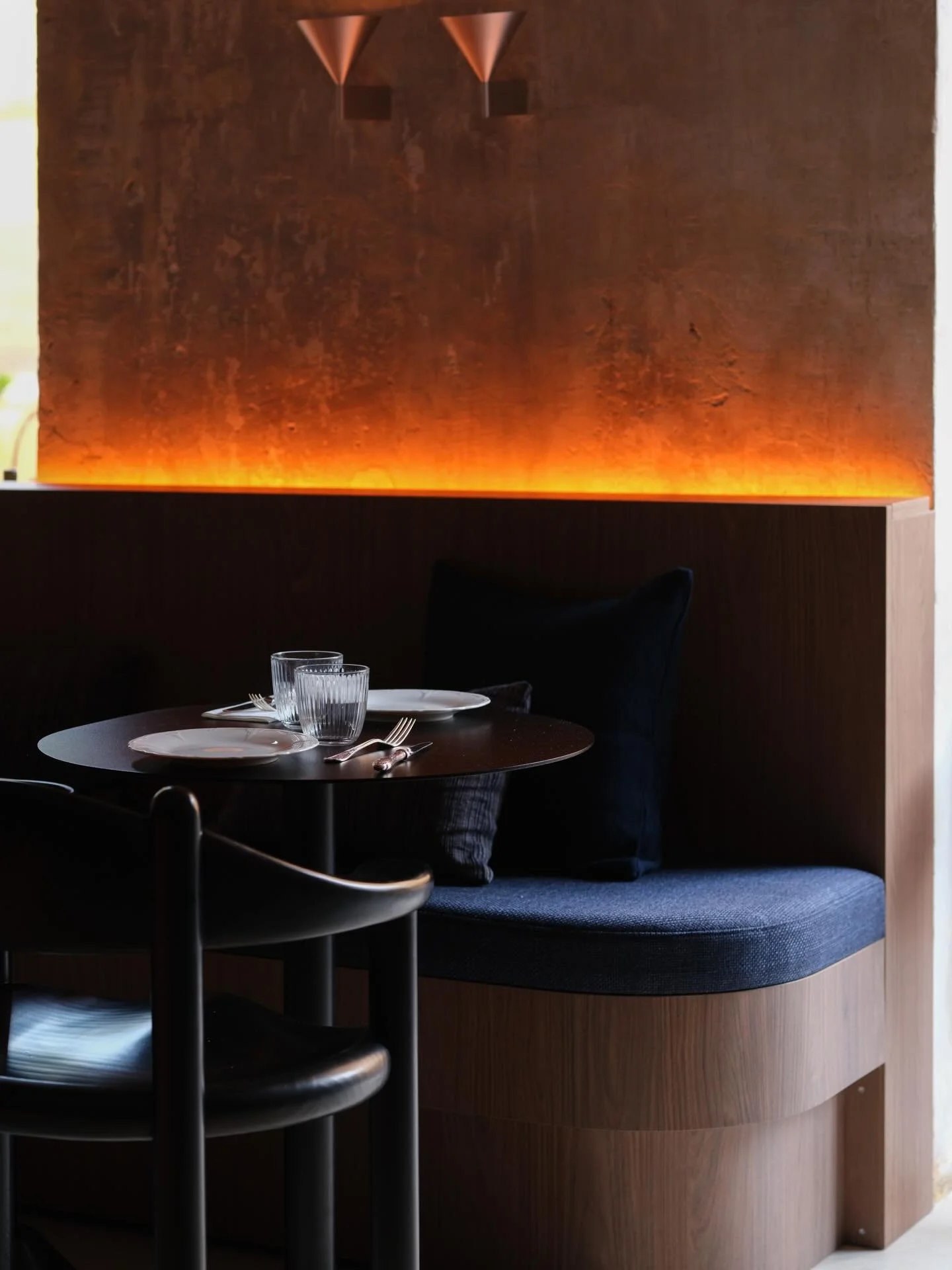 Projet La Cave de Peixes &ndash; Nice
&mdash;&mdash;&mdash;&mdash;&mdash;&mdash;&mdash;&mdash;&mdash;&mdash;&mdash;&mdash;&mdash;&mdash;&mdash;&mdash;&mdash;
Un coin &agrave; l&rsquo;&eacute;cart.
Une lumi&egrave;re basse, presque enveloppante.
La ba