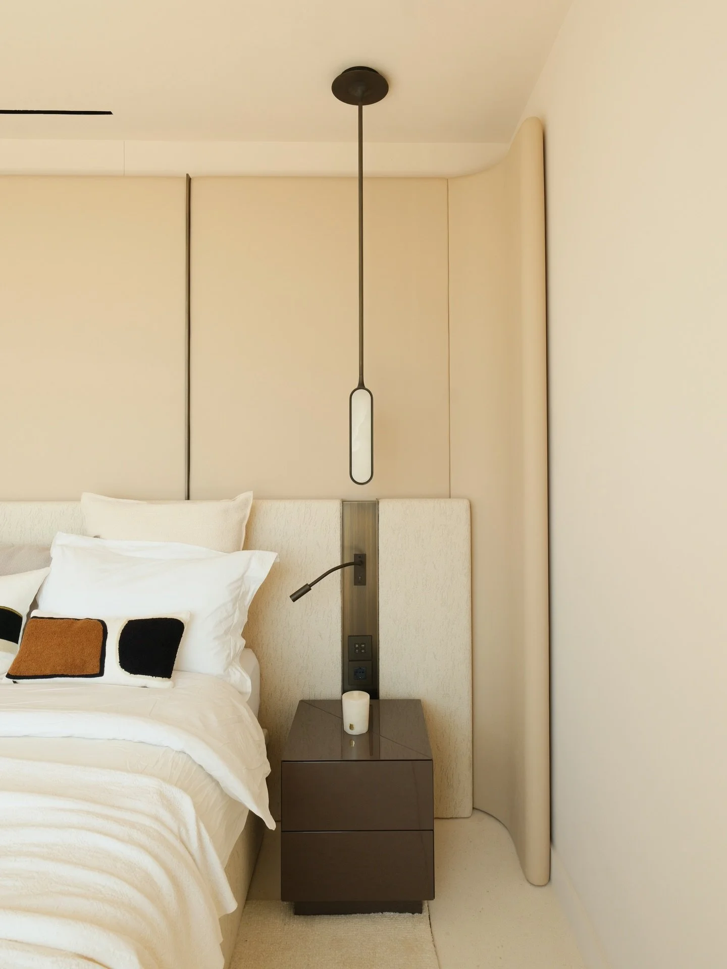 Projet Anna &mdash; Villefranche
&mdash;&mdash;&mdash;&mdash;&mdash;&mdash;&mdash;&mdash;&mdash;&mdash;&mdash;&mdash;&mdash;&mdash;&mdash;

Une enfilade cadr&eacute;e.
Le lit en point de fuite.
Les miroirs d&eacute;multiplient l&rsquo;espace.
La lumi