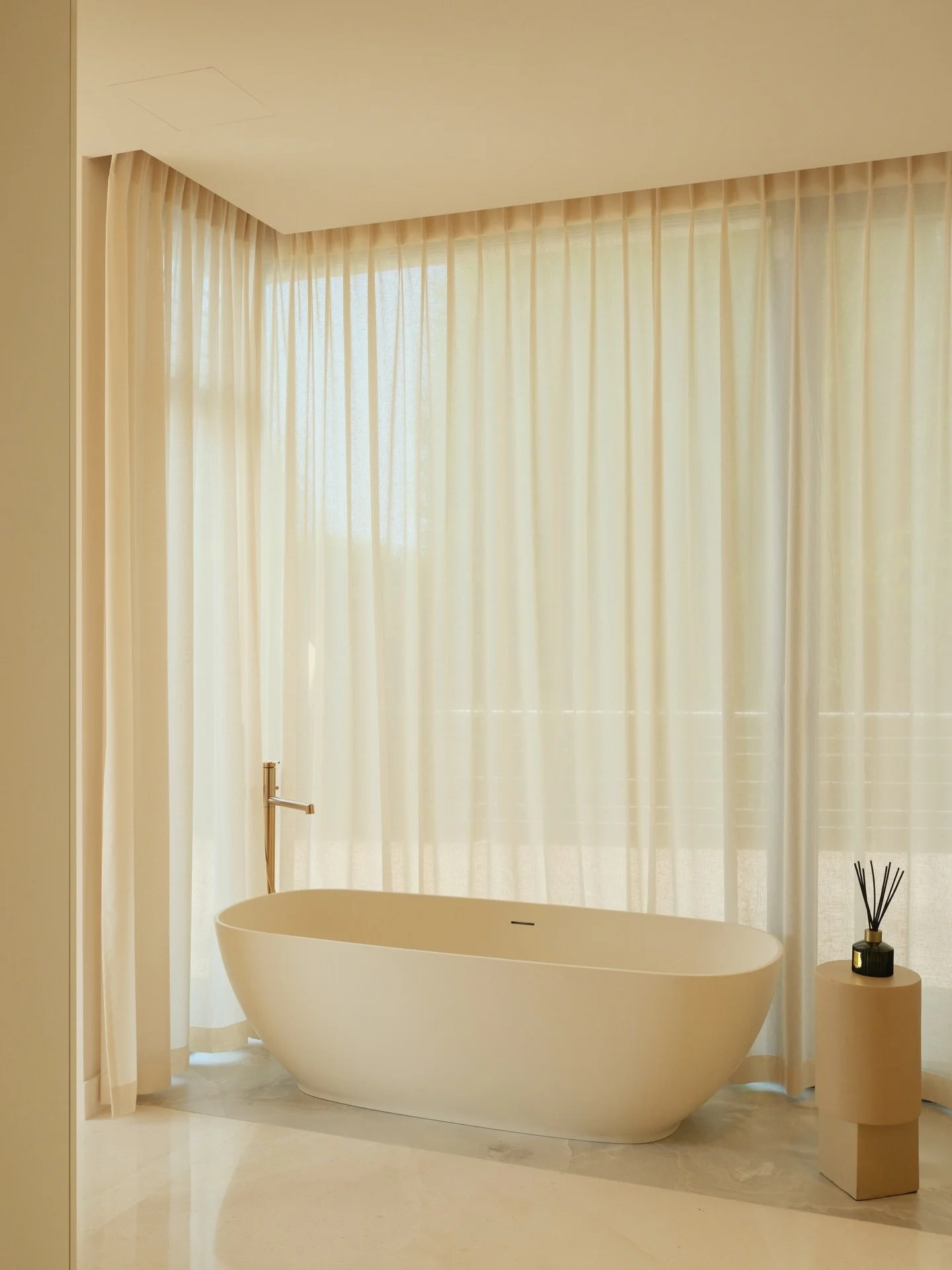 Projet Anna &mdash; Villefranche
&mdash;&mdash;&mdash;&mdash;&mdash;&mdash;&mdash;&mdash;&mdash;&mdash;&mdash;&mdash;&mdash;&mdash;&mdash;

Un bain ouvert sur la lumi&egrave;re.
Les voilages filtrent, adoucissent, enveloppent.
La mati&egrave;re min&e