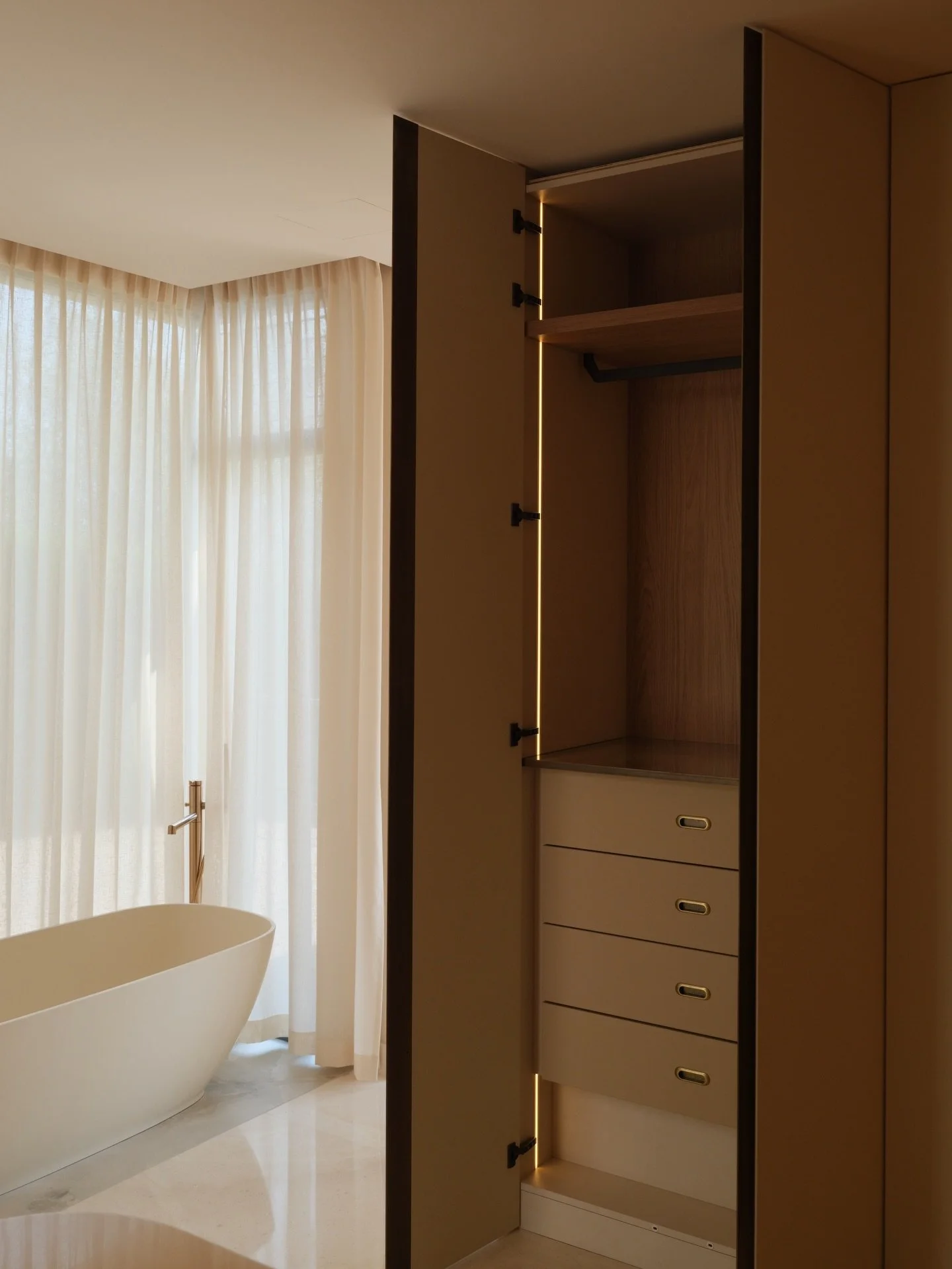 Projet Anna &mdash; Villefranche
&mdash;&mdash;&mdash;&mdash;&mdash;&mdash;&mdash;&mdash;&mdash;&mdash;&mdash;&mdash;&mdash;&mdash;&mdash;

Les rangements disparaissent,
la lumi&egrave;re souligne les lignes,
les d&eacute;tails s&rsquo;effacent pour 