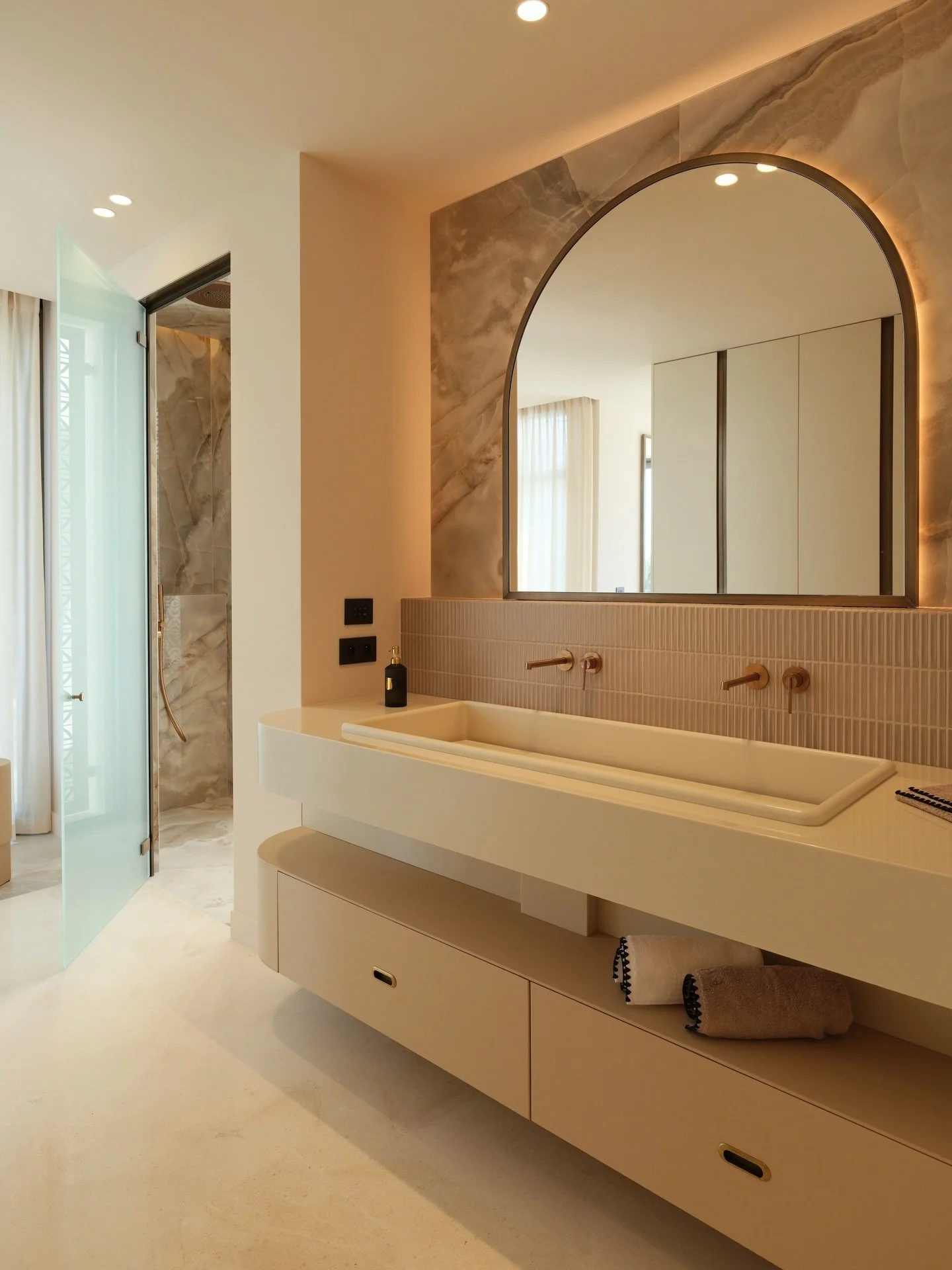 Projet Anna &mdash; Villefranche
&mdash;&mdash;&mdash;&mdash;&mdash;&mdash;&mdash;&mdash;&mdash;&mdash;&mdash;&mdash;&mdash;&mdash;&mdash;

La pierre capte la chaleur,
les lignes rassurent,
l&rsquo;espace respire.

Un lieu o&ugrave; l&rsquo;on reste 