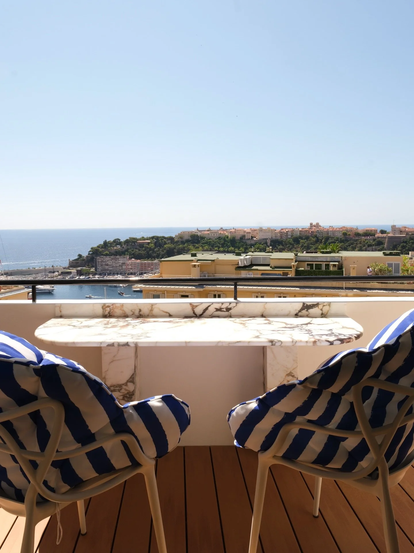 Projet Eden &mdash; Monaco

Entre ciel et M&eacute;diterran&eacute;e, une terrasse pens&eacute;e comme une parenth&egrave;se suspendue.
Le Calacatta Viola dialogue avec les rayures bleu profond, dans un esprit Riviera graphique et intemporel.
Une com