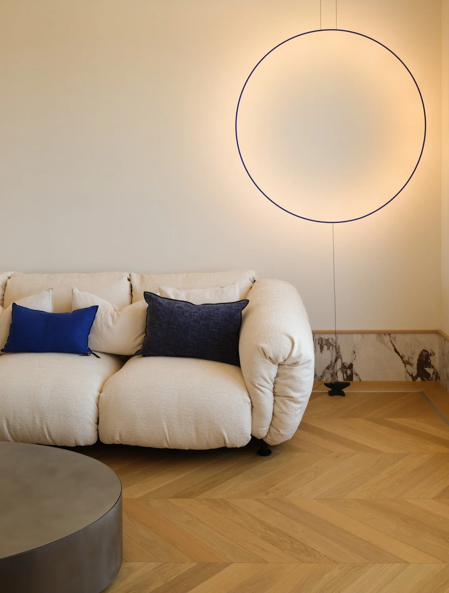 Projet Eden &mdash; Monaco

Les volumes g&eacute;n&eacute;reux, les textures enveloppantes et les tonalit&eacute;s min&eacute;rales laissent place &agrave; des accents bleu profond, signature graphique du projet.

Designed by @maison.maju
Furniture b
