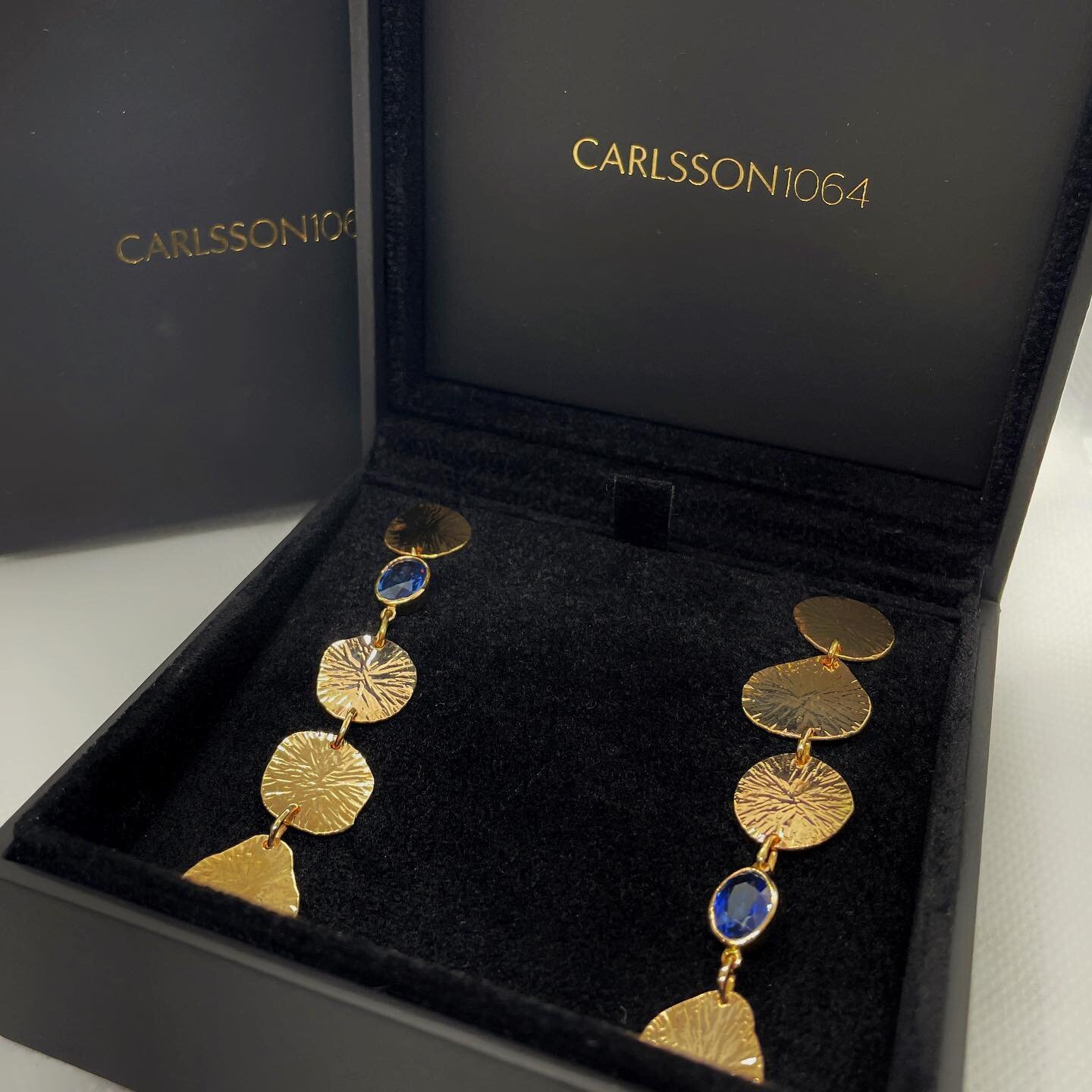 Heirloom repurposed gold + Sri Lankan Sapphires = The Honeymoon earrings 💙