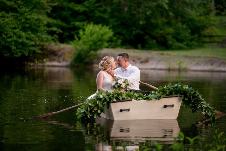 romantic-wedding-photos-with-bride-and-groom-in-a-rowboat.jpg