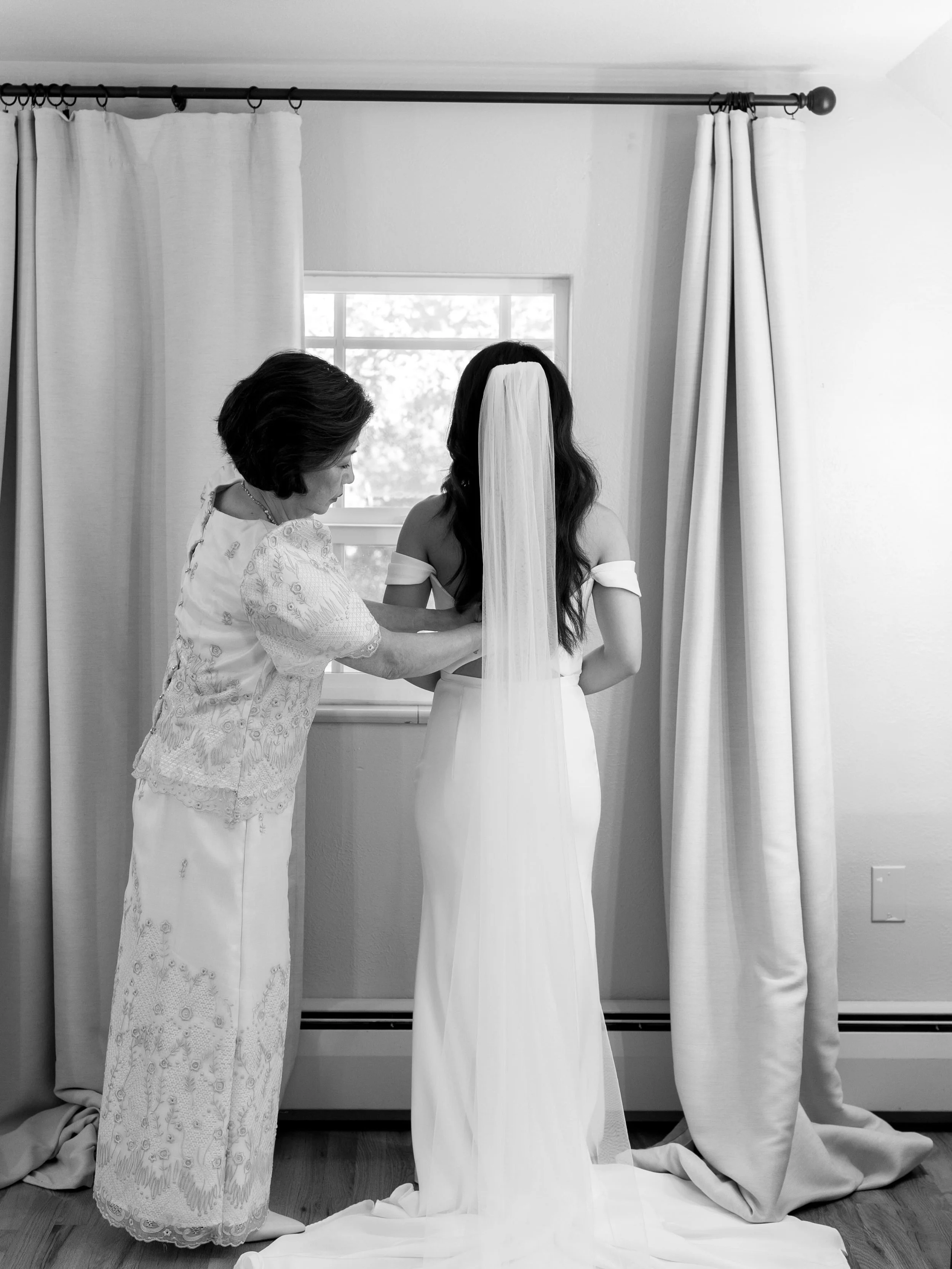Moms make little moments so much more🤍
Celebrating all the moms, aunties, grandmas, and chosen women who have nurtured and prepared us for life&rsquo;s biggest adventures
#MarriedAtTheGardens

Photography @nadiahungco
Florist @alachloe
Hair Stylist 