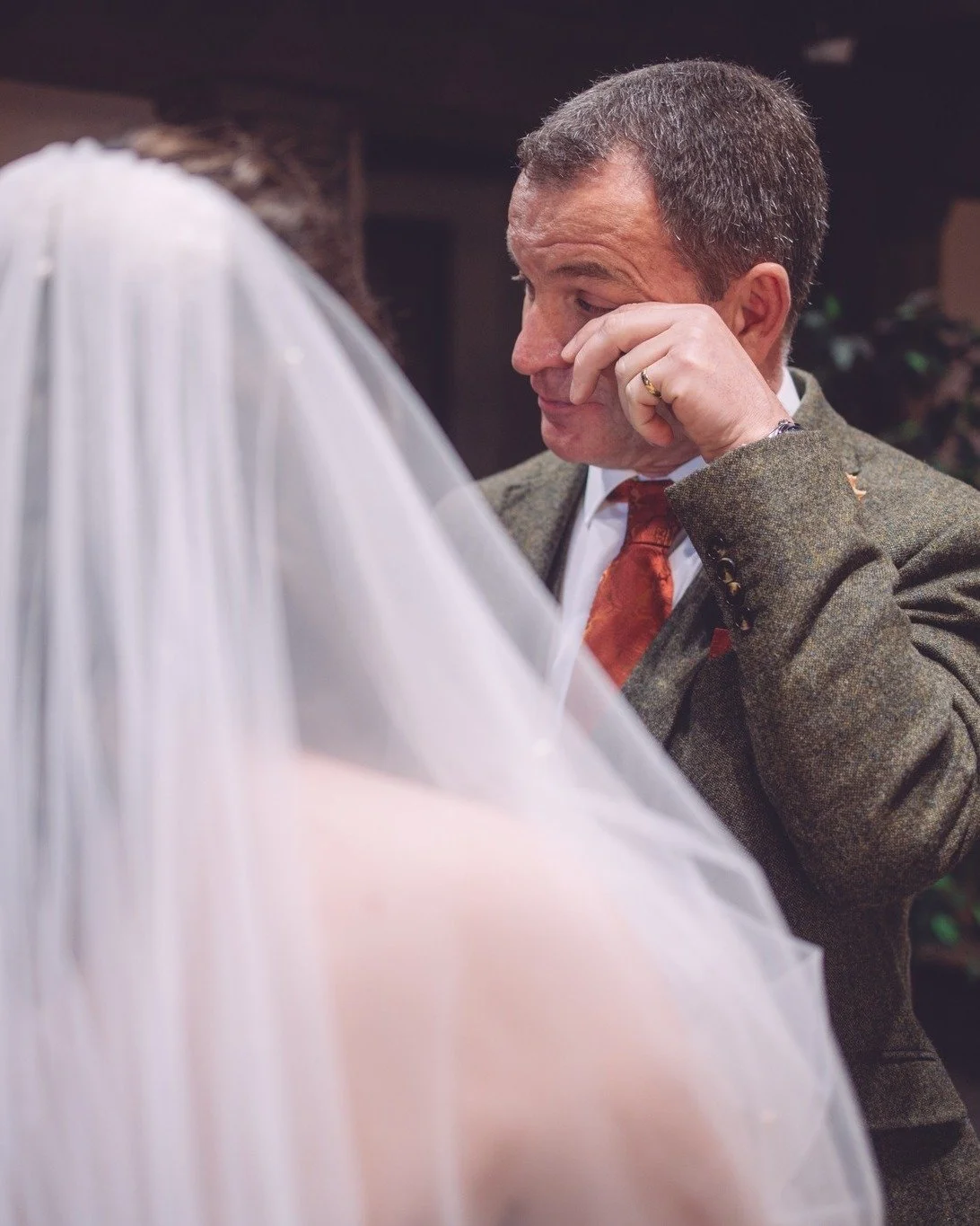 The photos you&rsquo;ll care about most are rarely the posed ones.
It&rsquo;s the people. The reactions. The hugs that last a second and mean everything.

That&rsquo;s what I&rsquo;m looking for all day.
Not perfection, just real moments with the peo