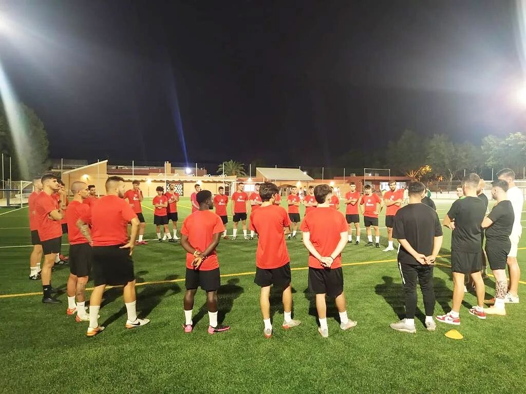 🟡🔴EL PRIMER EQUIP MASCUL&Iacute; TORNA A LA FEINA

⚽Aquest passat dilluns 29 d'agost els entrenats per @eloymartinezcosta van comen&ccedil;ar els entrenaments de pretemporada

🏋️&zwj;♂️Per davant una mica m&eacute;s d'un mes de preparaci&oacute;, 