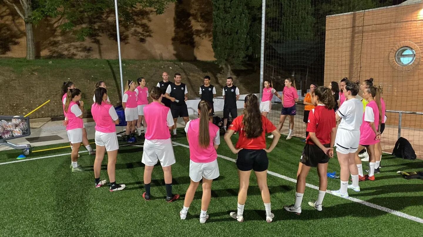 🟡🔴EL FEMEN&Iacute; COMEN&Ccedil;A AMB UNA DOSIS EXTRA D'IL&middot;LUSI&Oacute;

🏋️Aquest passat dilluns 5 de setembre, el Primer Equip Femen&iacute; va tornar a la feina despr&eacute;s de dues setmanes on les jugadores van poder assistir de manera