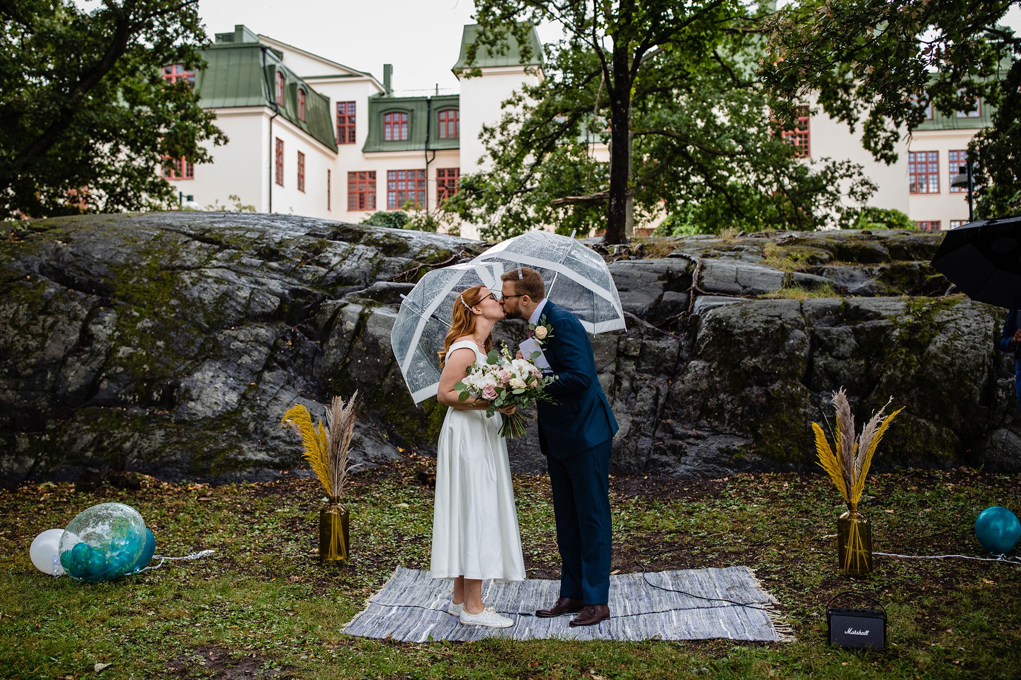 bröllop par första kyss under paraplyer