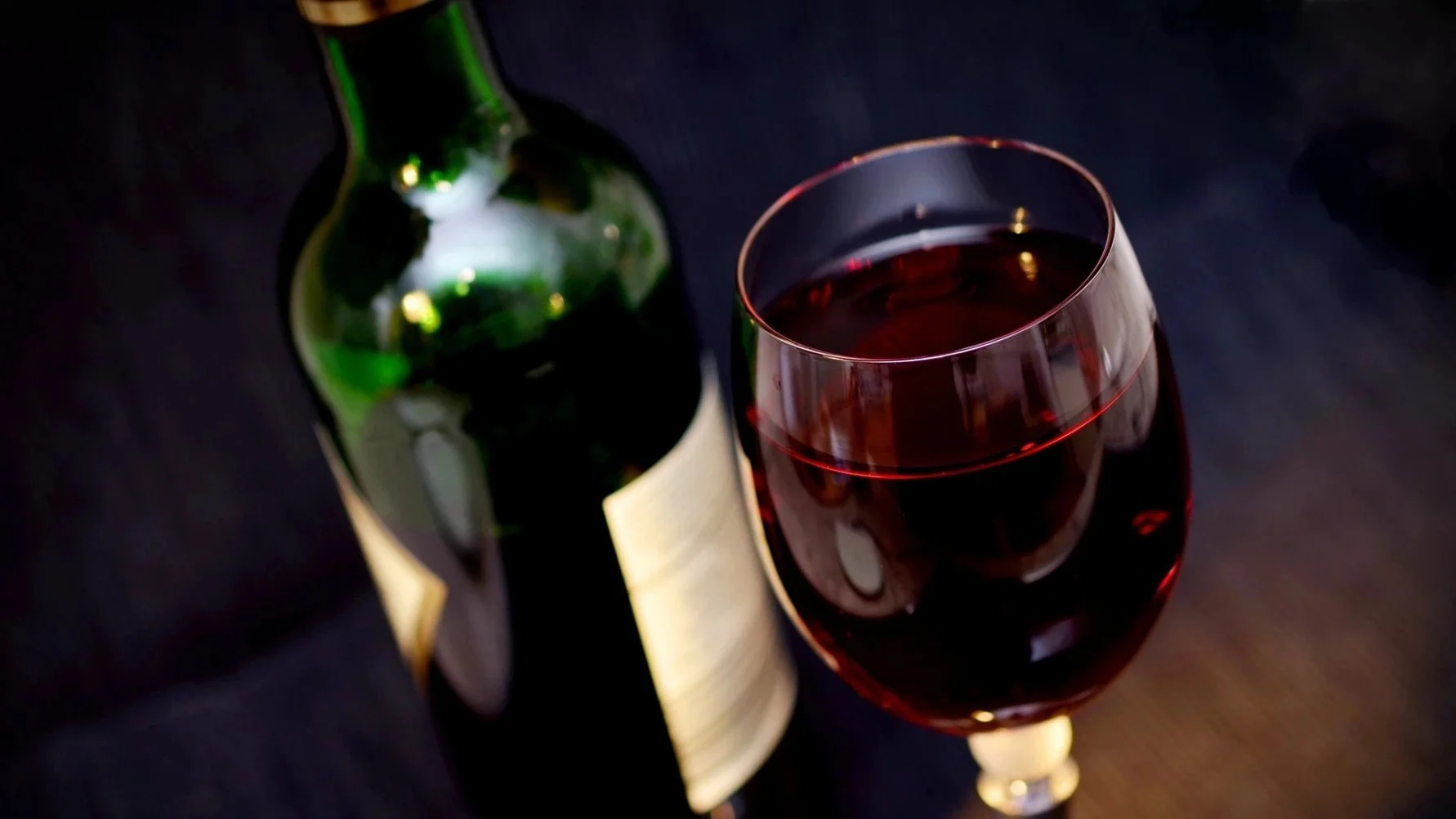 Högre risk för internetberoende bland personer som dricker alkohol varje vecka