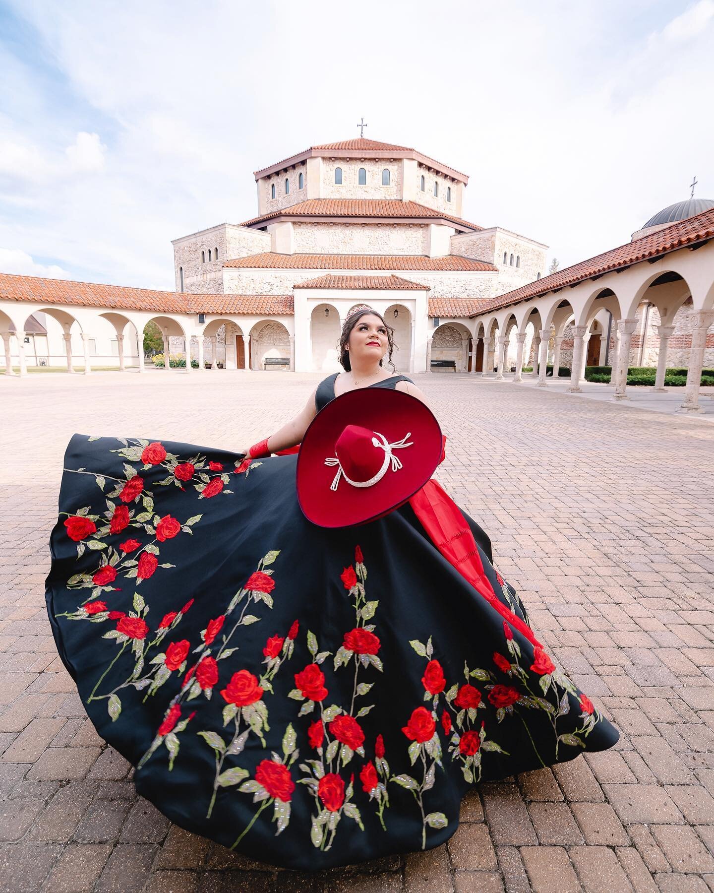 🇲🇽Olivias Quincea&ntilde;era session was sooo fun, we can&rsquo;t wait for her big celebration this month. She&rsquo;s having traditional dances and so much more! 🇲🇽😍💃🏽

Dress: @ragazzamx 
Xv: @oliviar_tpwk 
#houstonquinceanera #quincea&ntilde