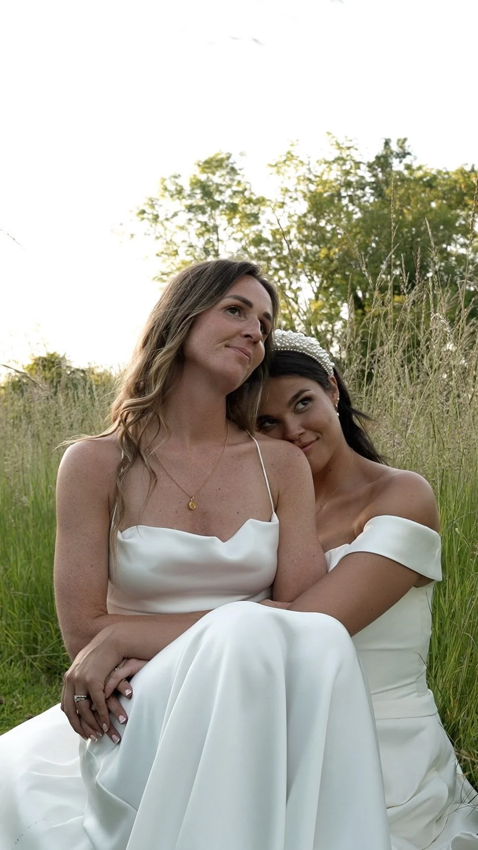 There’s nothing quite like a wedding at home, especially when that home is nestled in the sun-drenched Cambridgeshire countryside and overflowing with personal memories.
From morning prep to golden hour strolls, Hannah & Naomi’s wedd