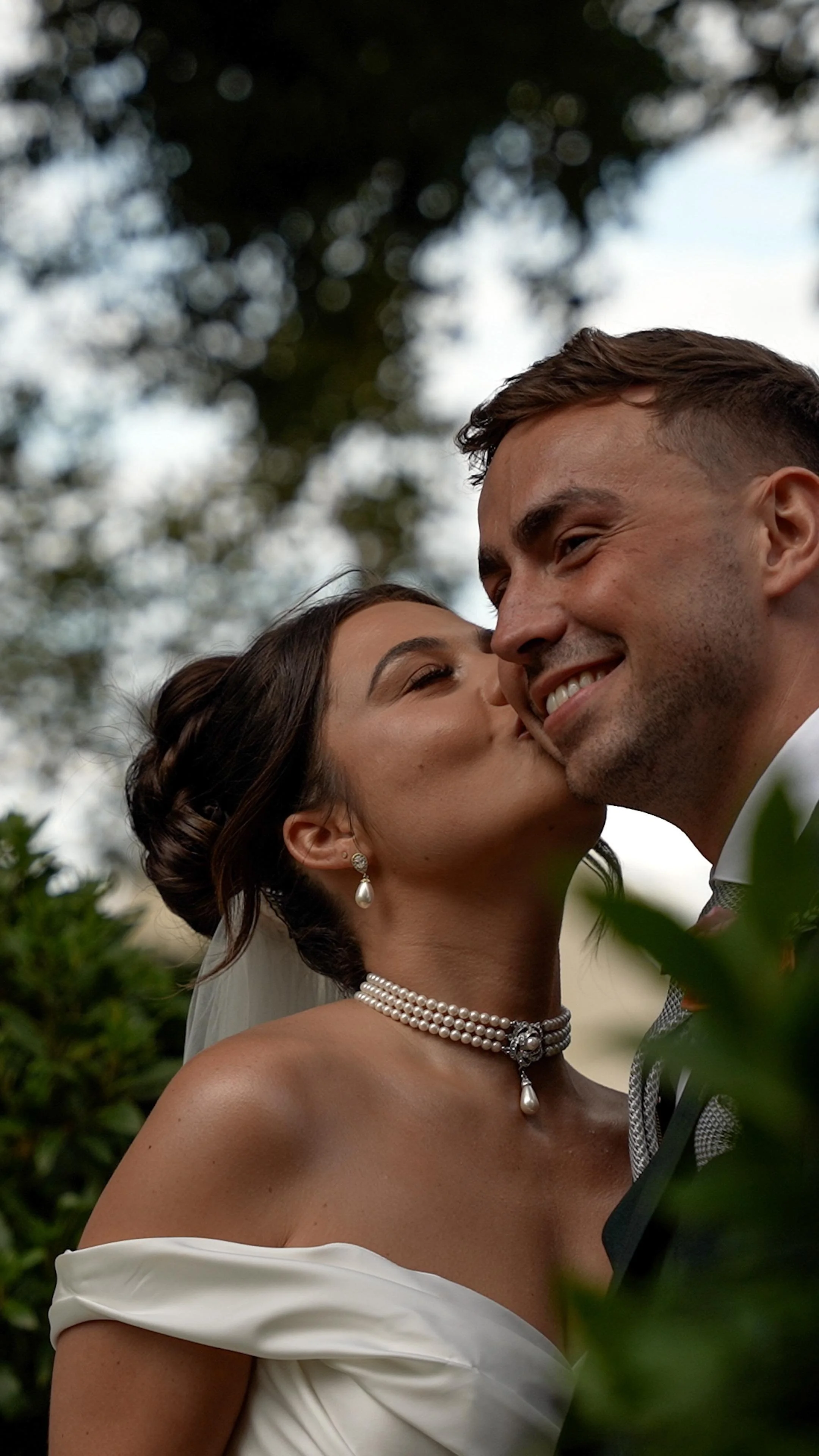 Right before our eyes, one of the most beautiful moments we’ve ever witnessed unfolded, and it set the tone for everything that followed ❤️
As Jake stood waiting at the end of the aisle, Ruby read out his letter… her voice trembling, he