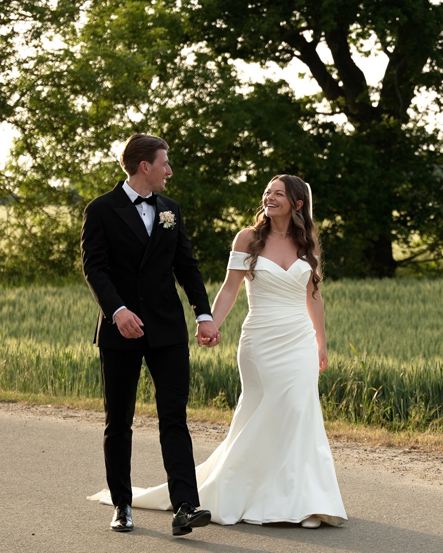 Hollie + Callum ▪️ Apton Hall

As we work away on producing these two a beautiful wedding trailer, we just had to stop and grab these three stills. Sunsets are Apton Hall hit differently 🥵🤗

▪️Venue @aptonhall
▪️Photographer @gdphotographer
▪️Makeu