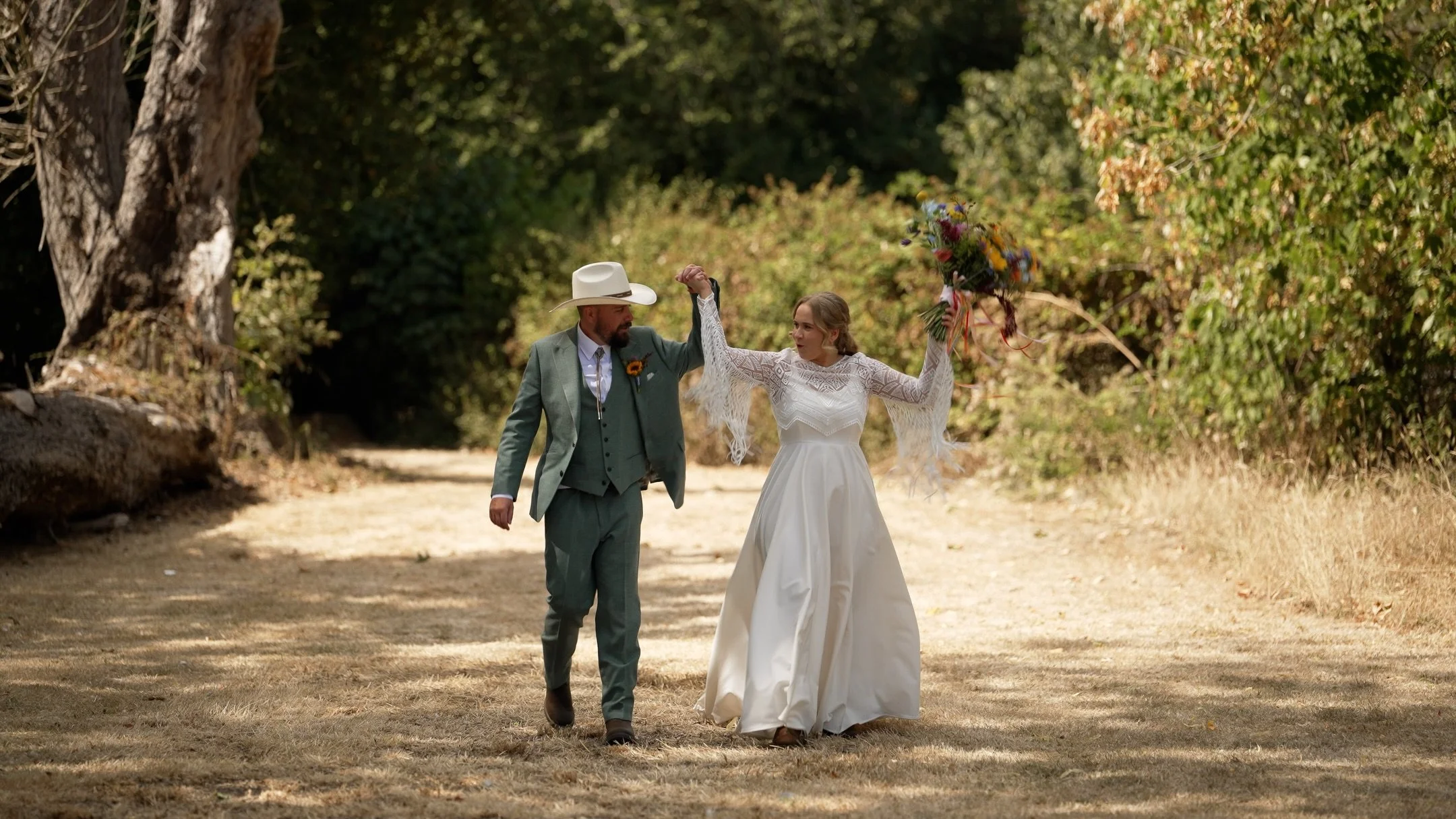 Yeehaw! 

This one will be remembered for a very long time 🤠 ❤️

Zena + James threw the rule book out the window and created a wedding day that was unapologetically THEM! 

Cowboy Hat Toss ✔️
Line Dancing ✔️
Axe Throwing ✔️
Bronco Bull Riding ✔️
Liv