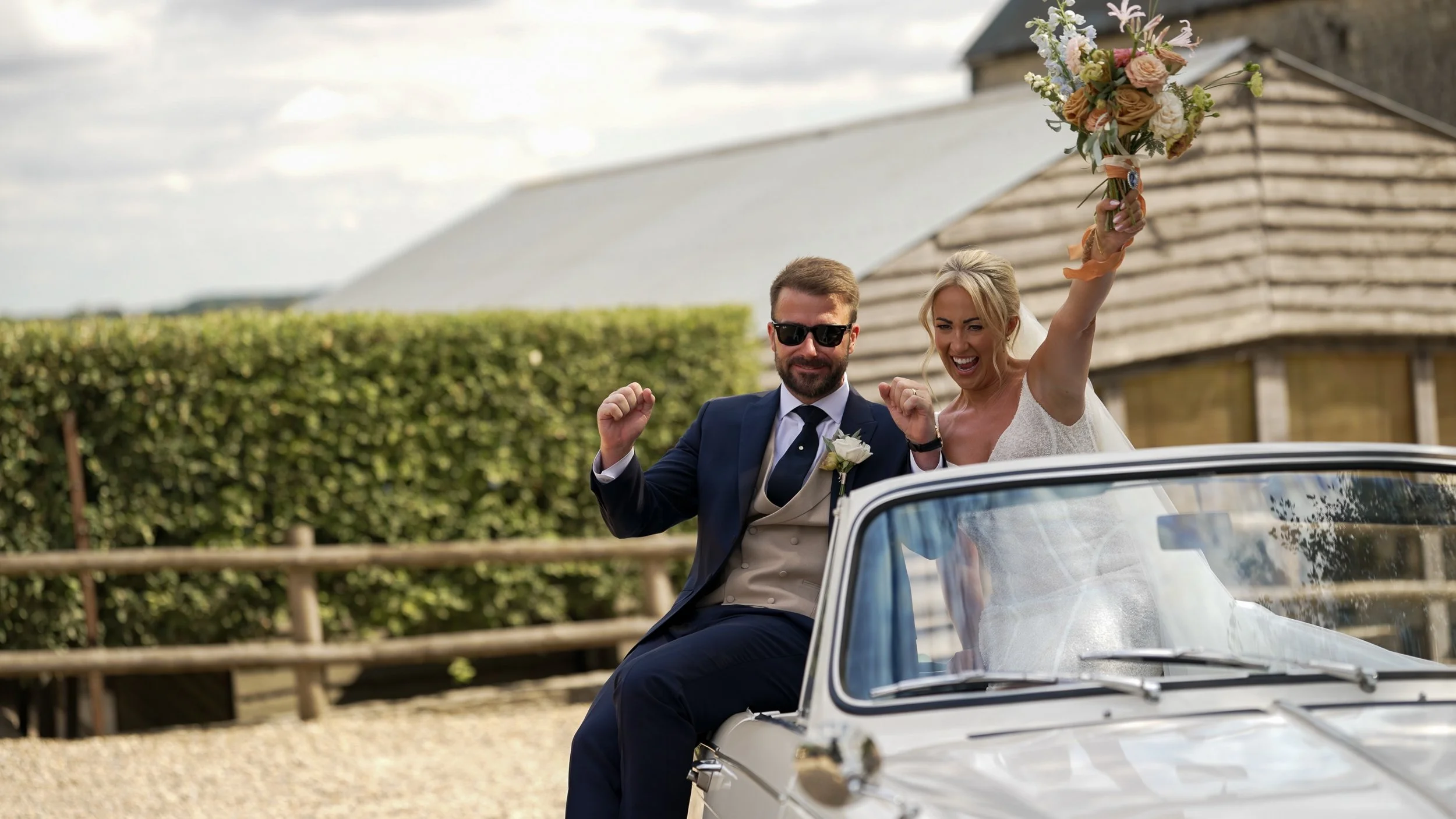 🎬 IT&rsquo;S DELIVERY DAY! | SARAH &amp; JOSH

Oh, what a wedding this was! 🔥

From chasing TWO vintage cars down winding country lanes, to a bridal prep location that genuinely blew our minds (seriously, STUNNING!), this wedding had it ALL!

The e
