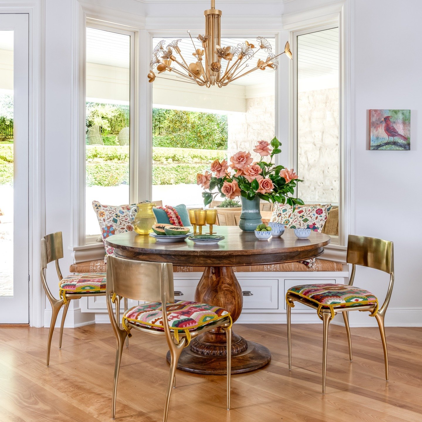 Say hello to the cheeriest little breakfast nook on the block! ☀️ This corner is a joyful mashup of pattern, polish, and personality.

Every detail was lovingly considered, from the custom seat cushions dressing up those sleek @cb2 metal chairs to th