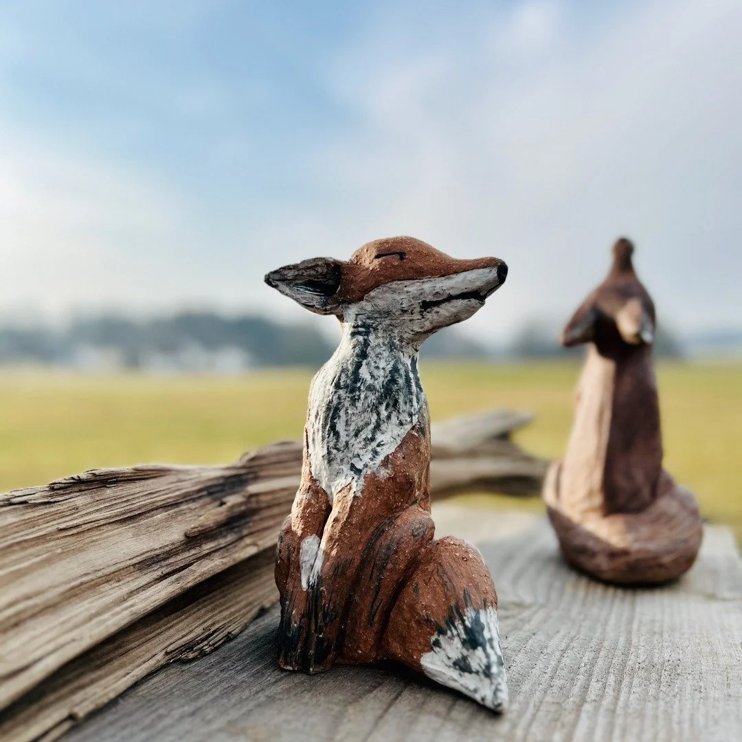 Fuchs &amp; F&uuml;chsin, Keramik, Skulptur, Steinzeug, Engobe #ceramicsculpture #keramikskulptur #keramikwerkstatt #tonliebe #claylove #pottery #tierskulpturen #tierskulptur #keramikskulpturen #tierplastik #tierplastiken #tonplastik #pottery_lovers 
