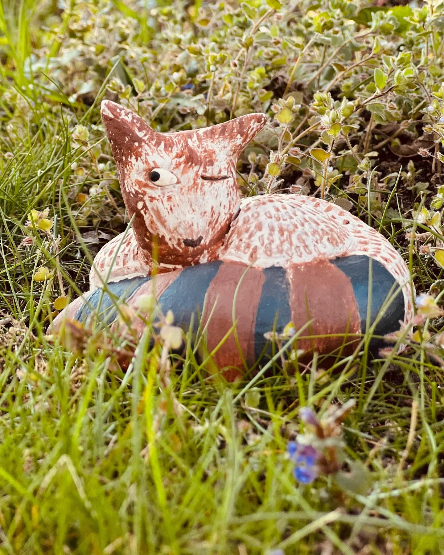 Kleiner Fuchs, Keramikskulptur, Steinzeug.
#ceramicsculpture #keramikskulptur #keramikwerkstatt #tonliebe #claylove #pottery #tierskulpturen #tierskulptur #keramikskulpturen #tierplastik #tierplastiken #tonplastik #pottery_lovers #potterysculpture #p