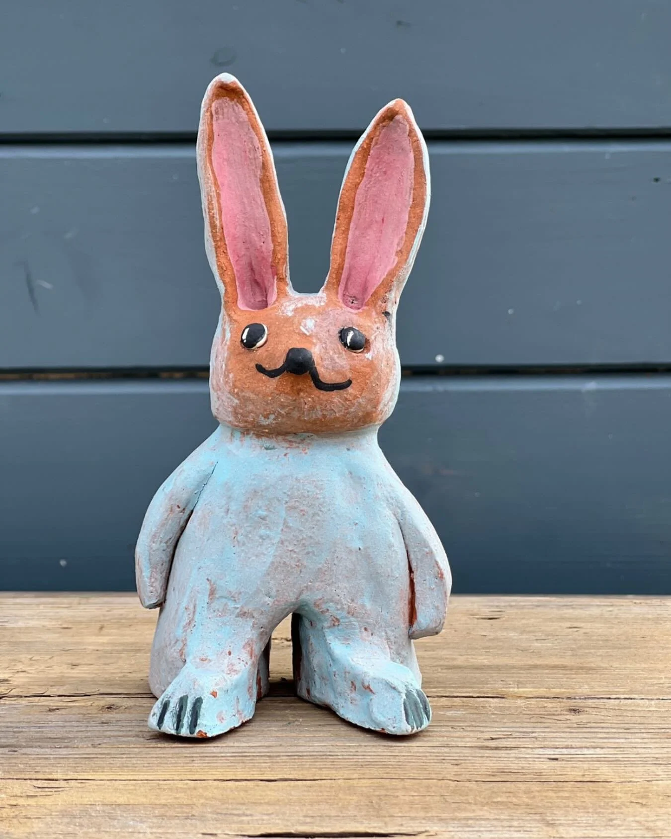 Kleiner Hase, Keramik, Steinzeug, Engobe.
#ceramicsculpture #keramikskulptur #keramikwerkstatt #tonliebe #claylove #pottery #tierskulpturen #tierskulptur #keramikskulpturen #tierplastik #tierplastiken #tonplastik #pottery_lovers #potterysculpture #po